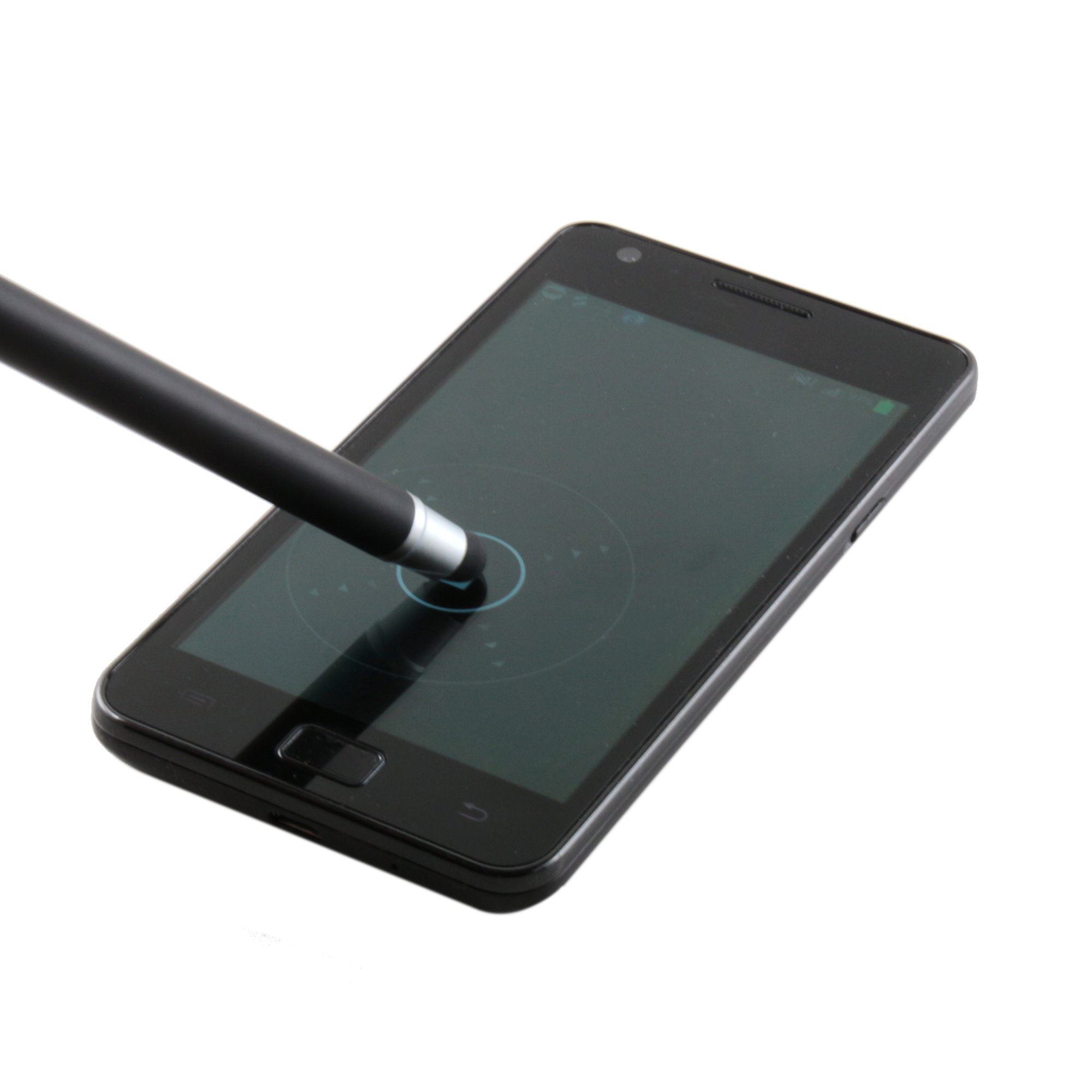 Schwarzes Smartphone, das von einem schwarzen Stift berührt wird. Das Telefon befindet sich auf weißem Hintergrund.