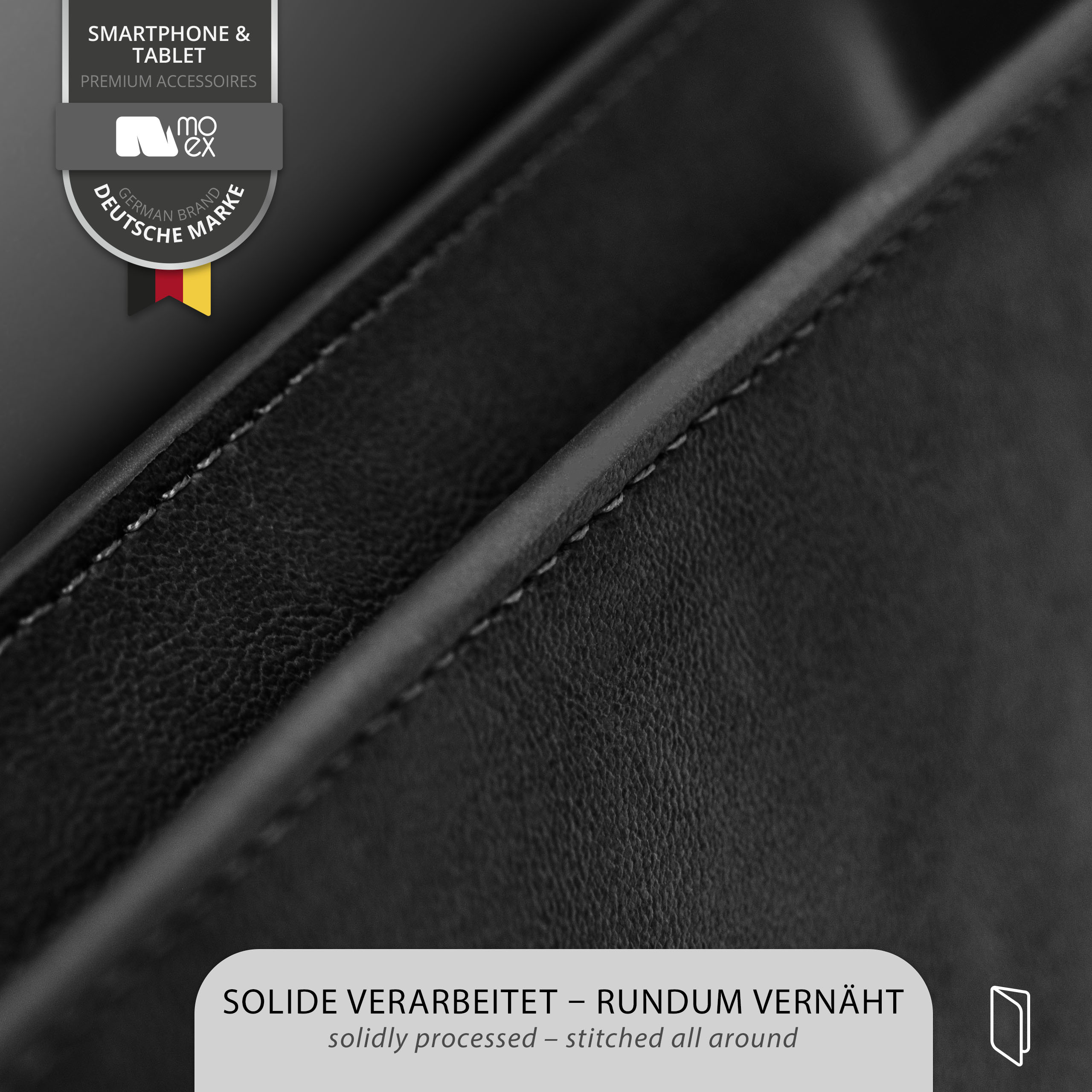 Nahaufnahme eines schwarzen Lederprodukts mit Nähten und einem Markenetikett.