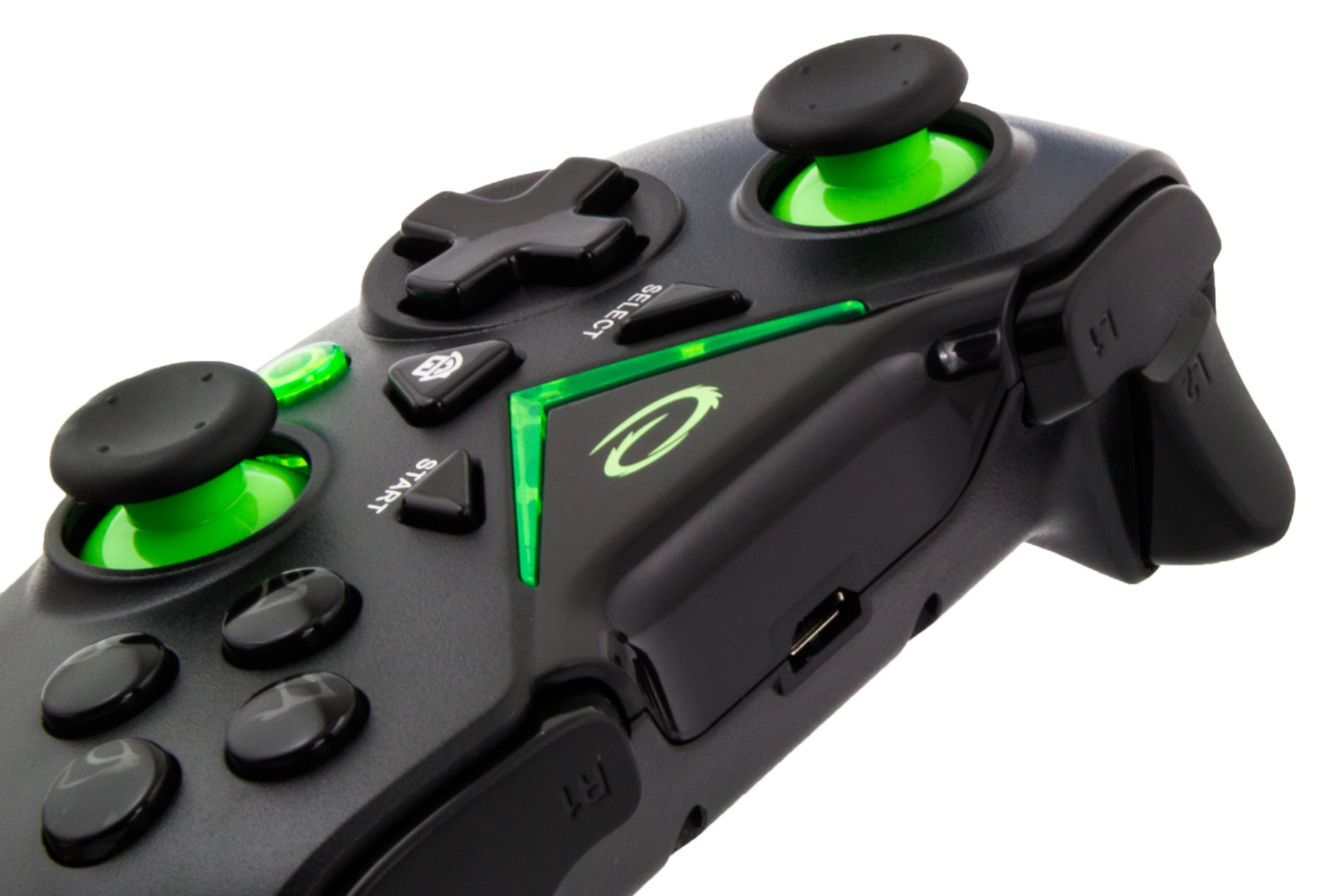 Un controller di gioco nero con dettagli e pulsanti verdi, vista ravvicinata.