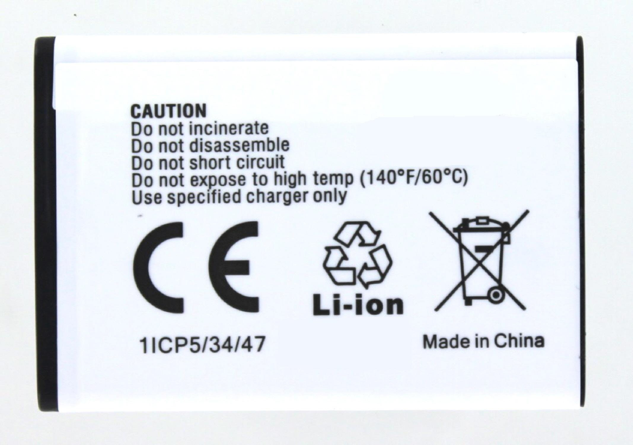 Ein weißes Batterieetikett mit Text und Symbolen, einschließlich CE, Recycling und einem Mülleimer.