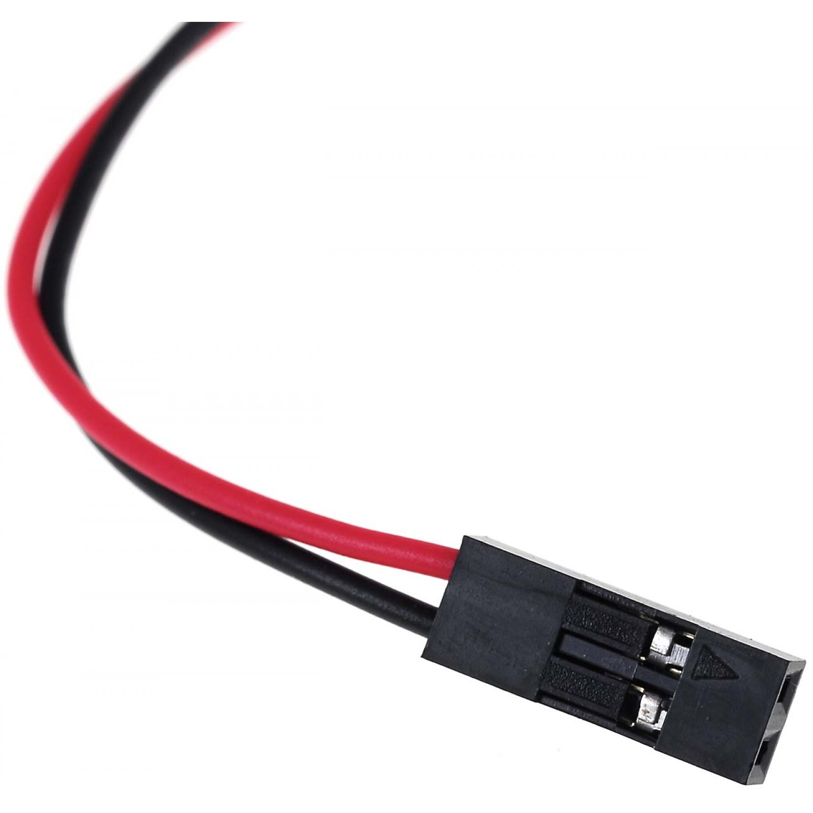 Cable negro y rojo con un conector negro. El conector tiene pines.
