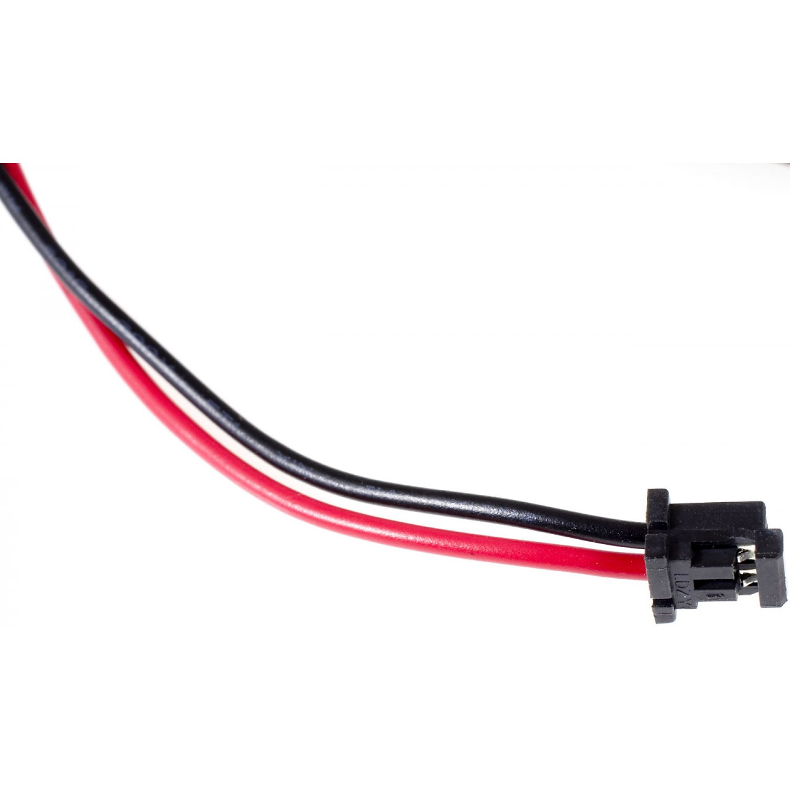 Primer plano de cables negros, rojos y negros con un conector negro sobre un fondo blanco.