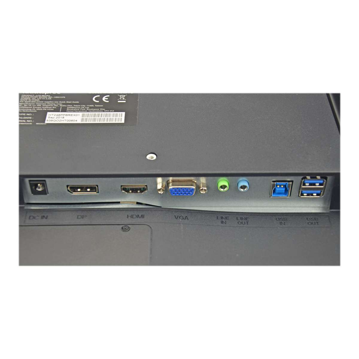 El panel trasero de un monitor negro con varios puertos, etiquetados HDMI, USB y VGA.