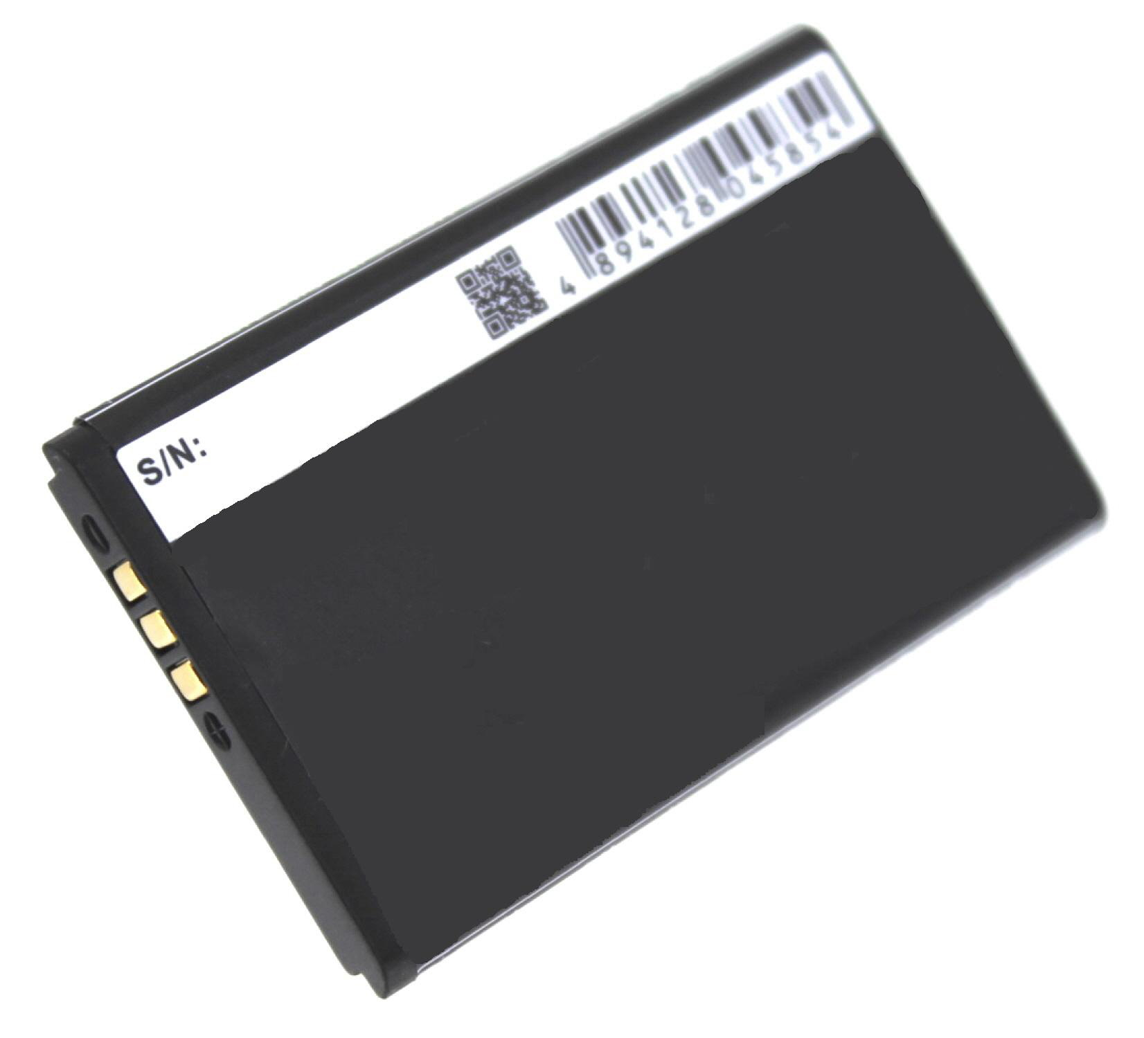 Ein schwarzer Akku mit einem weißen Etikett, einschließlich eines Barcodes und dem Text 'S/N:'. Weißer Hintergrund.