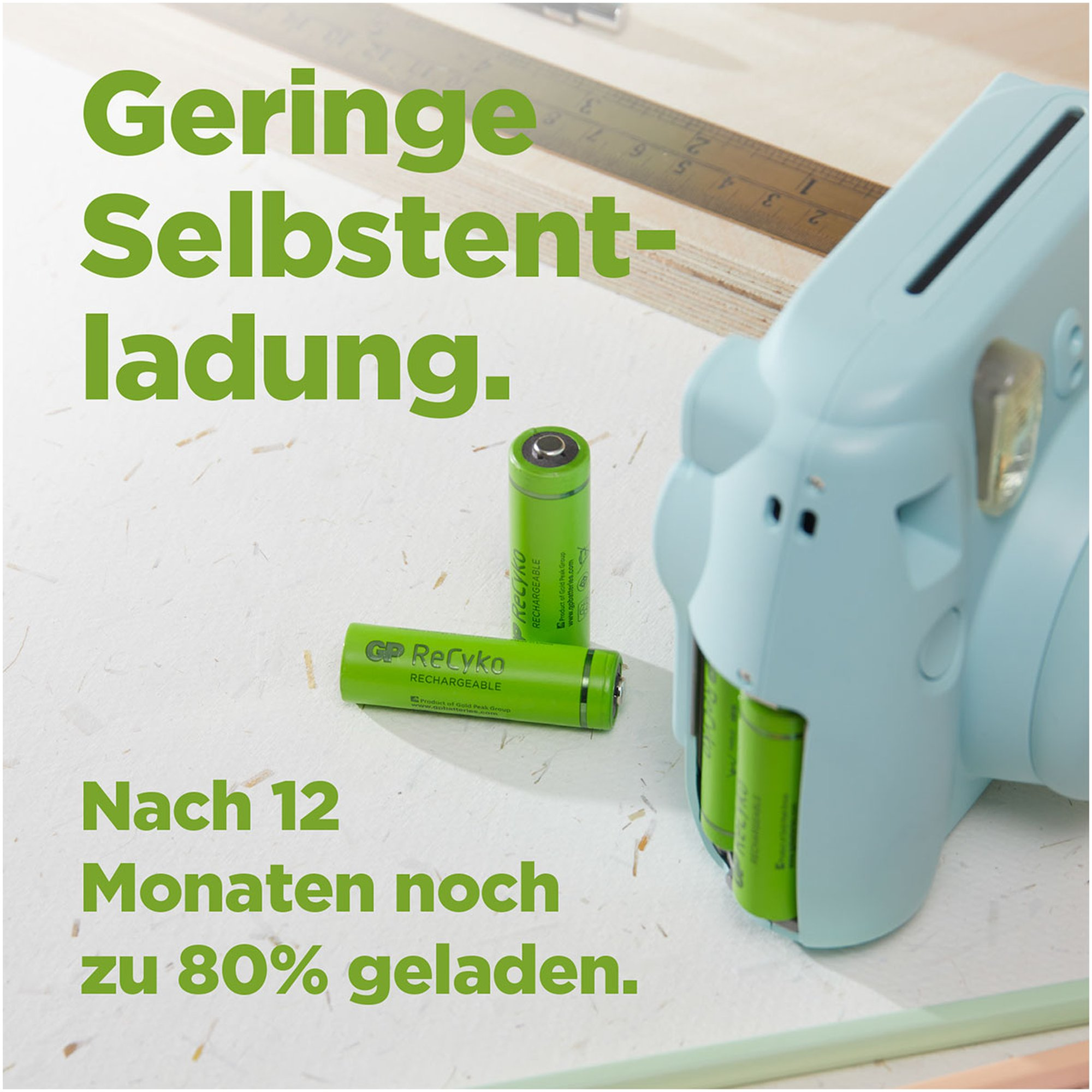 Groene oplaadbare batterijen met camera. Tekst: lage zelfontlading, 80% na 12 maanden.