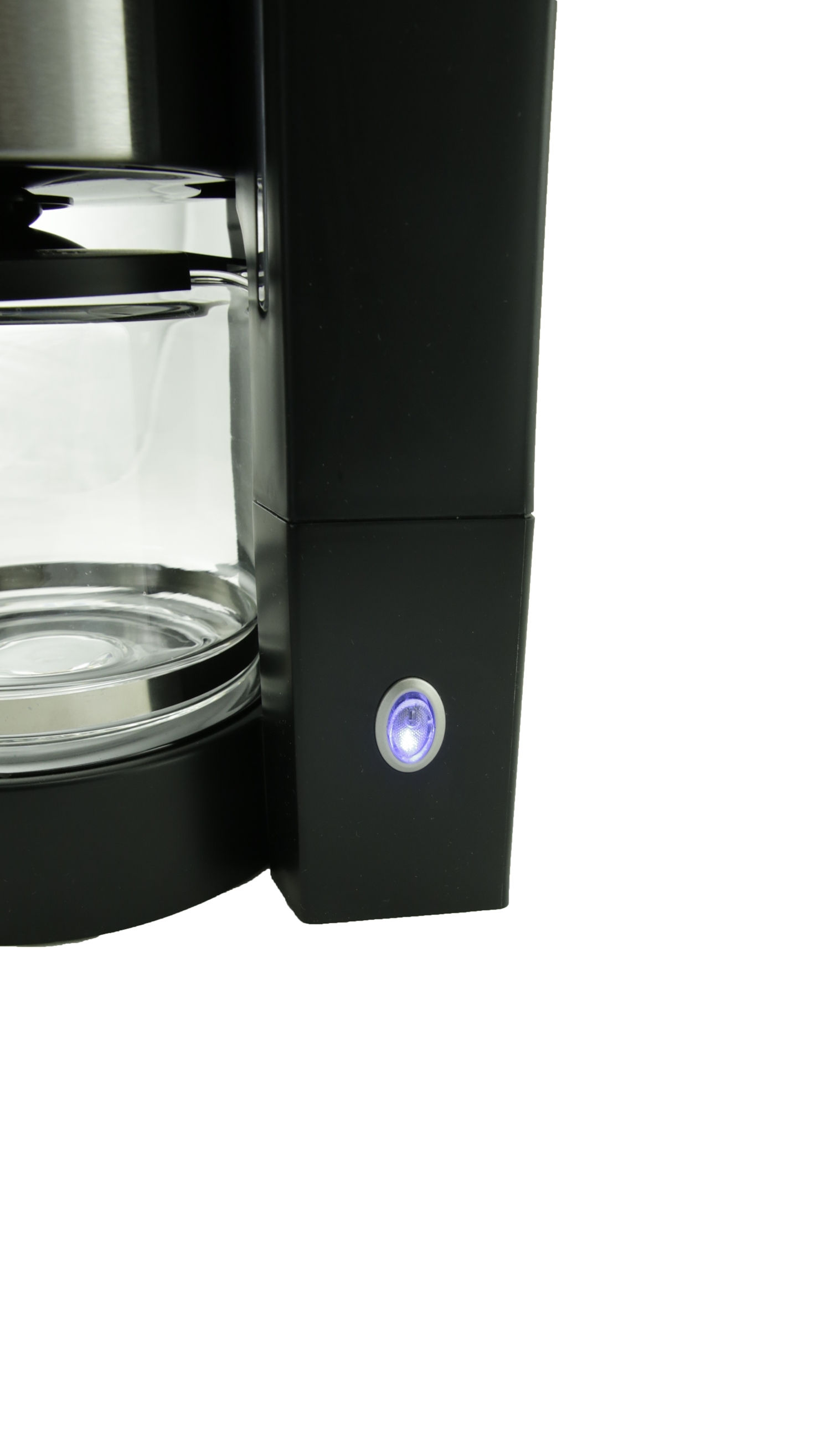 Nahaufnahme einer Kaffeemaschine mit schwarzem Bedienfeld und blauem Licht. Weißer Hintergrund ist vorhanden.