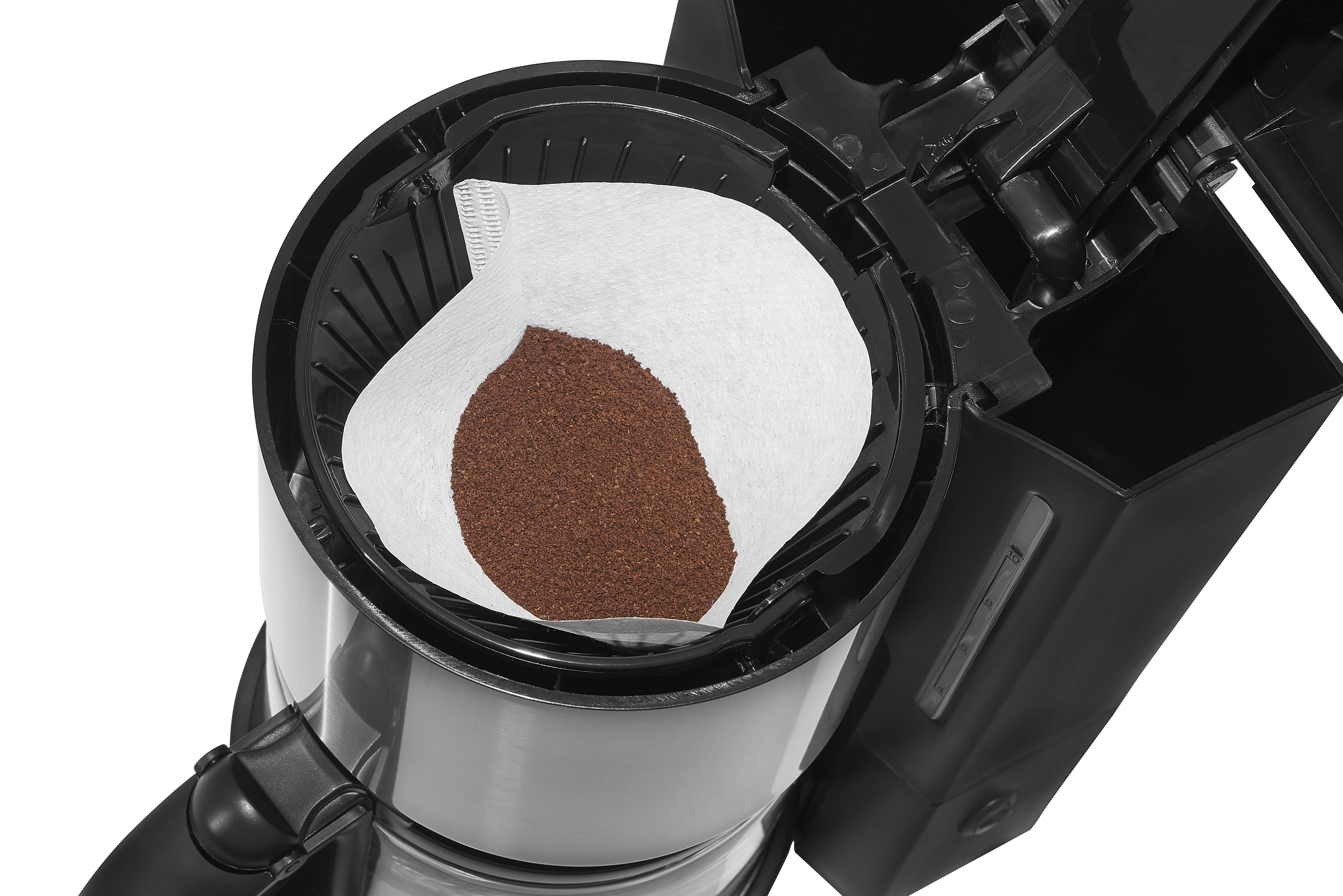 Kaffeemaschine. Kaffeepulver im Filter. Schwarze Maschine, weißer Hintergrund.