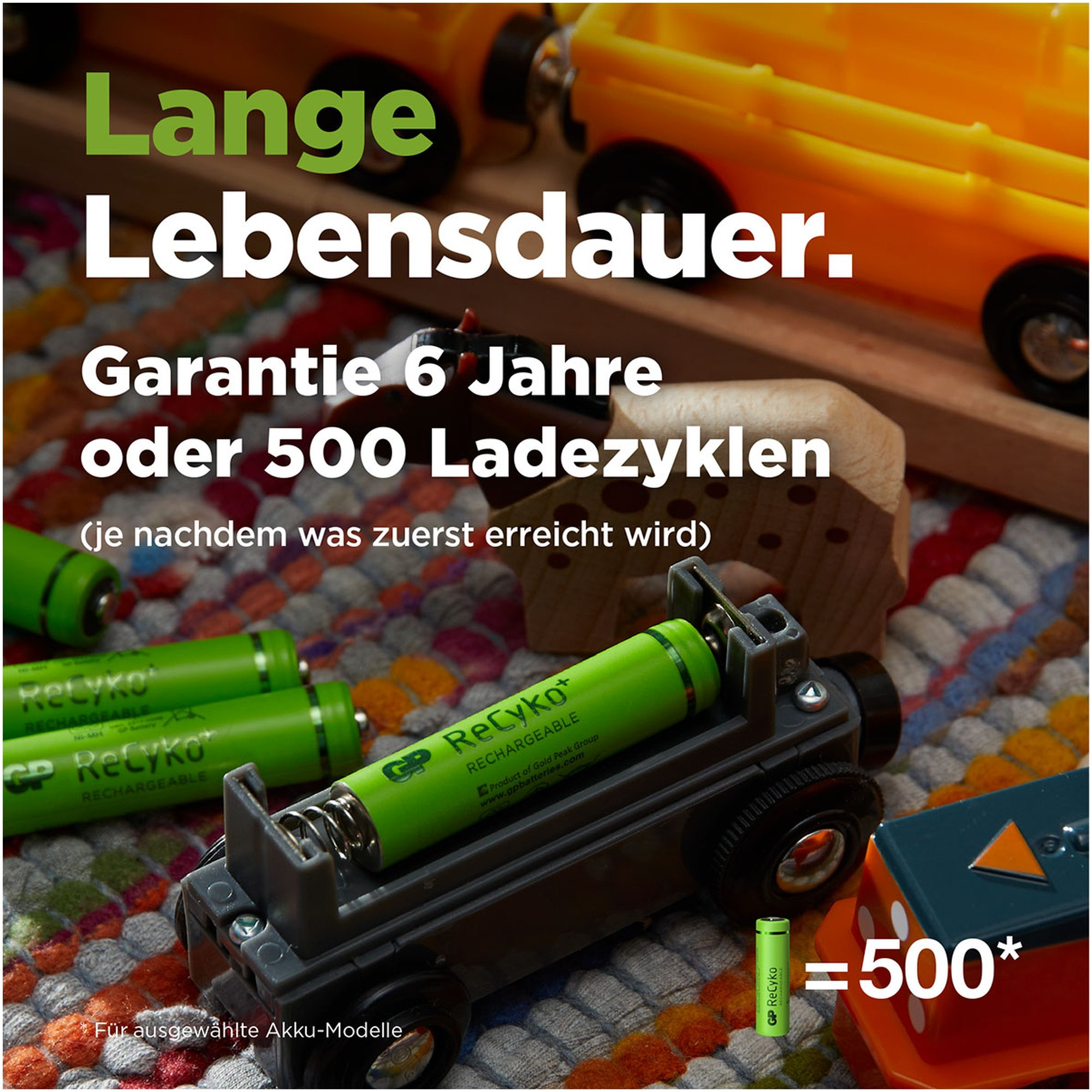 Ein Spielzeugauto mit Batterien. Text weist auf lange Lebensdauer und Garantie hin. Mehrere Batterien sind abgebildet.