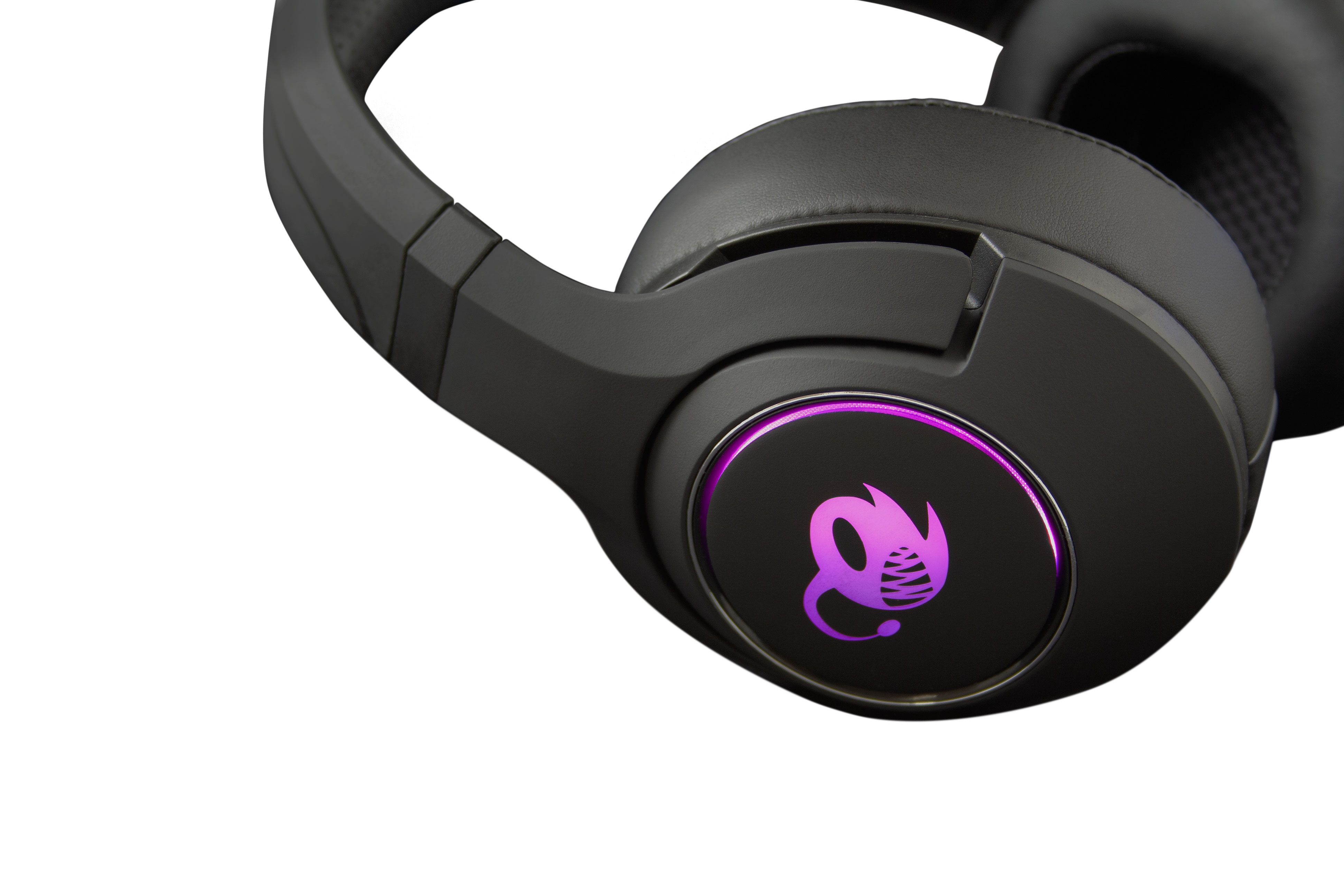 Czarne słuchawki z fioletowym logo. Słuchawki są częściowo widoczne, białe tło.