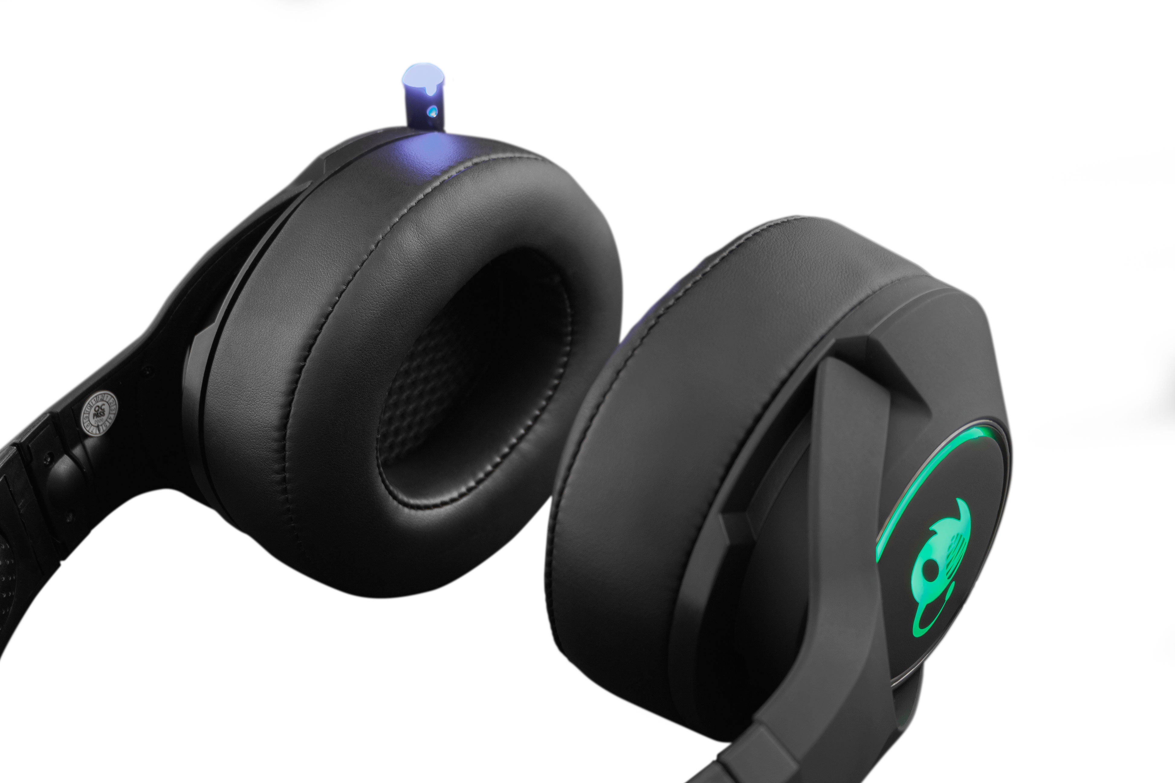 Czarne słuchawki z zielonymi światłami. Białe tło. Widok z bliska.