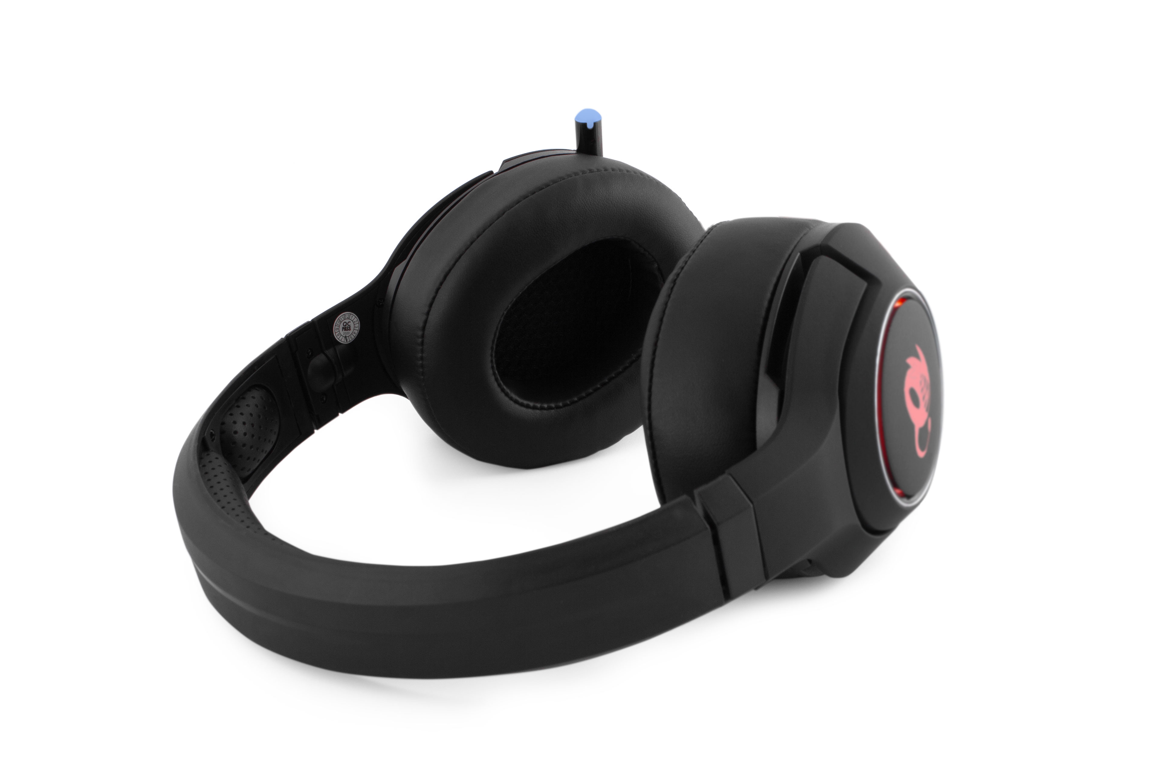 Czarne słuchawki na białym tle. Słuchawki mają czerwone logo.