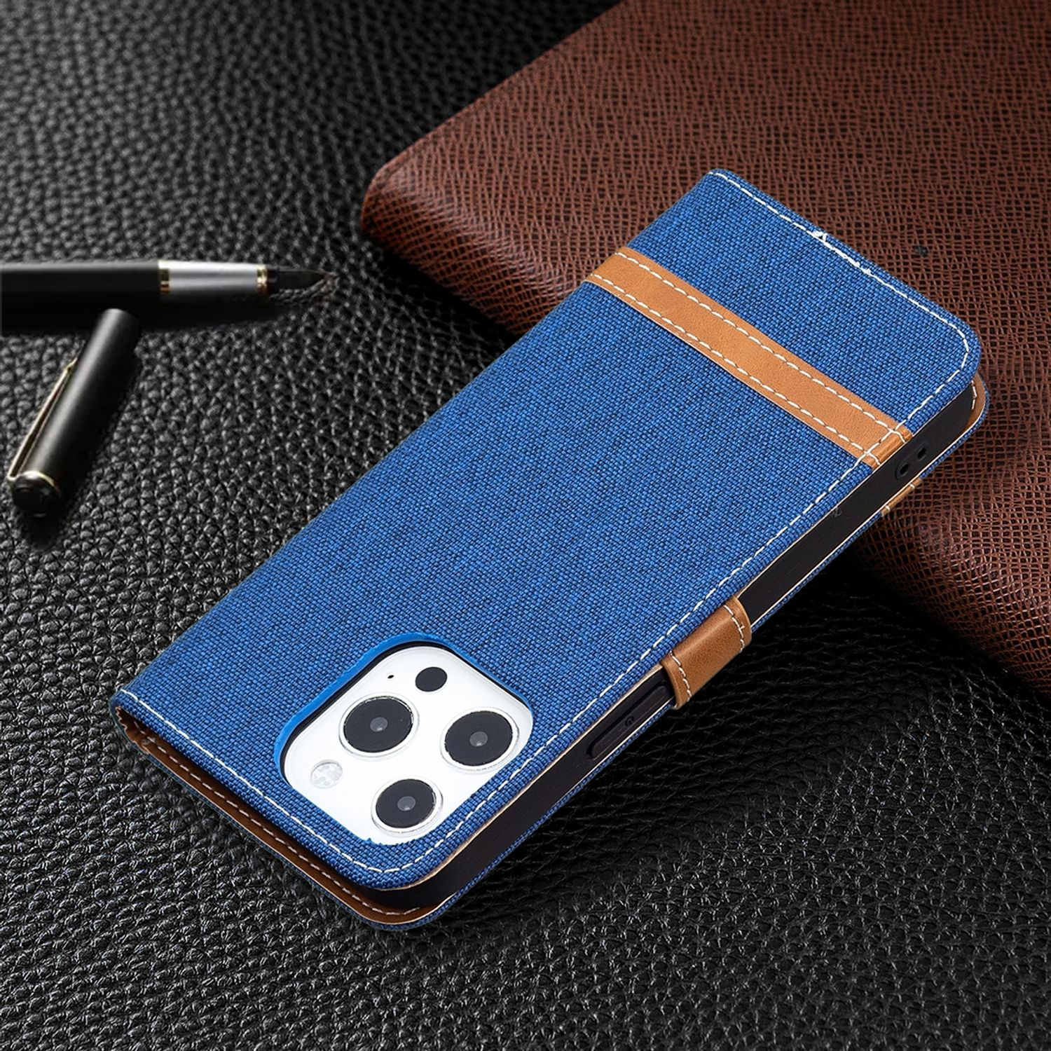 Blau-braune Handyhülle mit Nähten, Telefon sichtbar. Auf schwarzer Textur mit Stift.