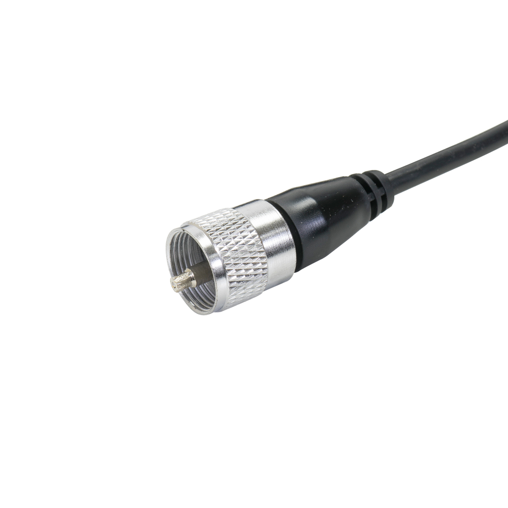 Nahaufnahme eines schwarzen Kabels mit silbernem Stecker vor weißem Hintergrund.