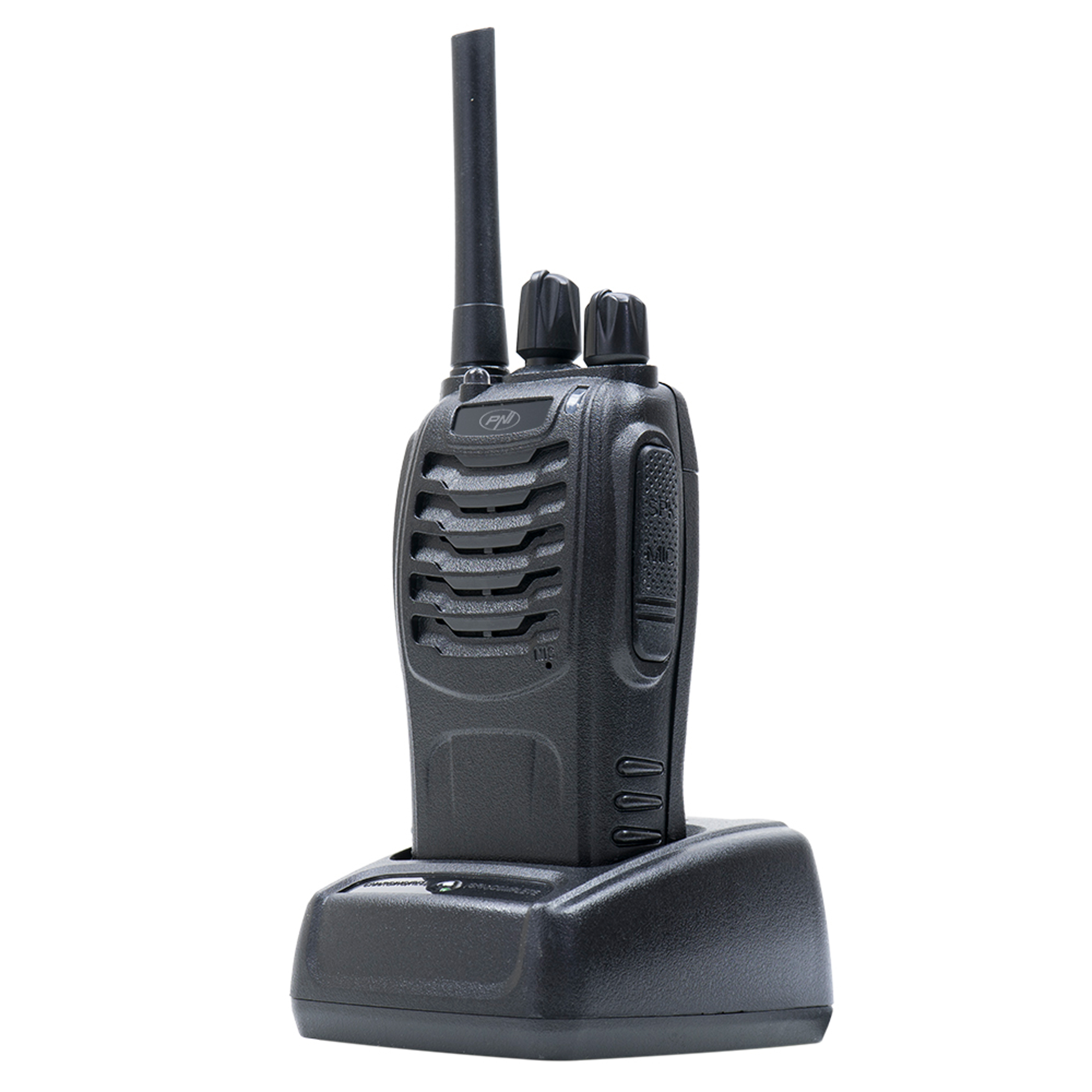 Walkie-talkie nero su una base di ricarica nera. Sfondo bianco.
