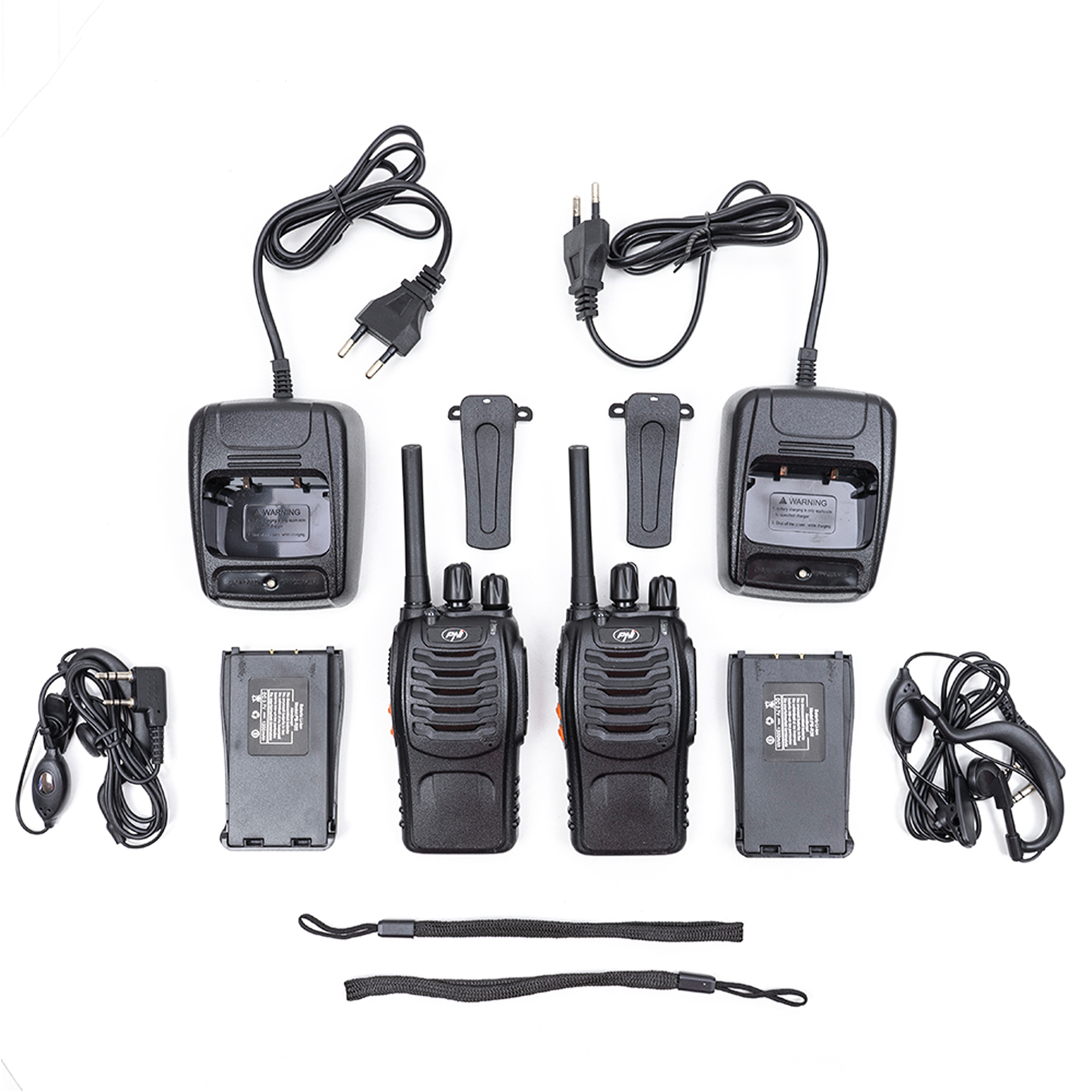 Due walkie-talkie con accessori: caricabatterie, batterie, auricolari e clip. Tutto è nero.