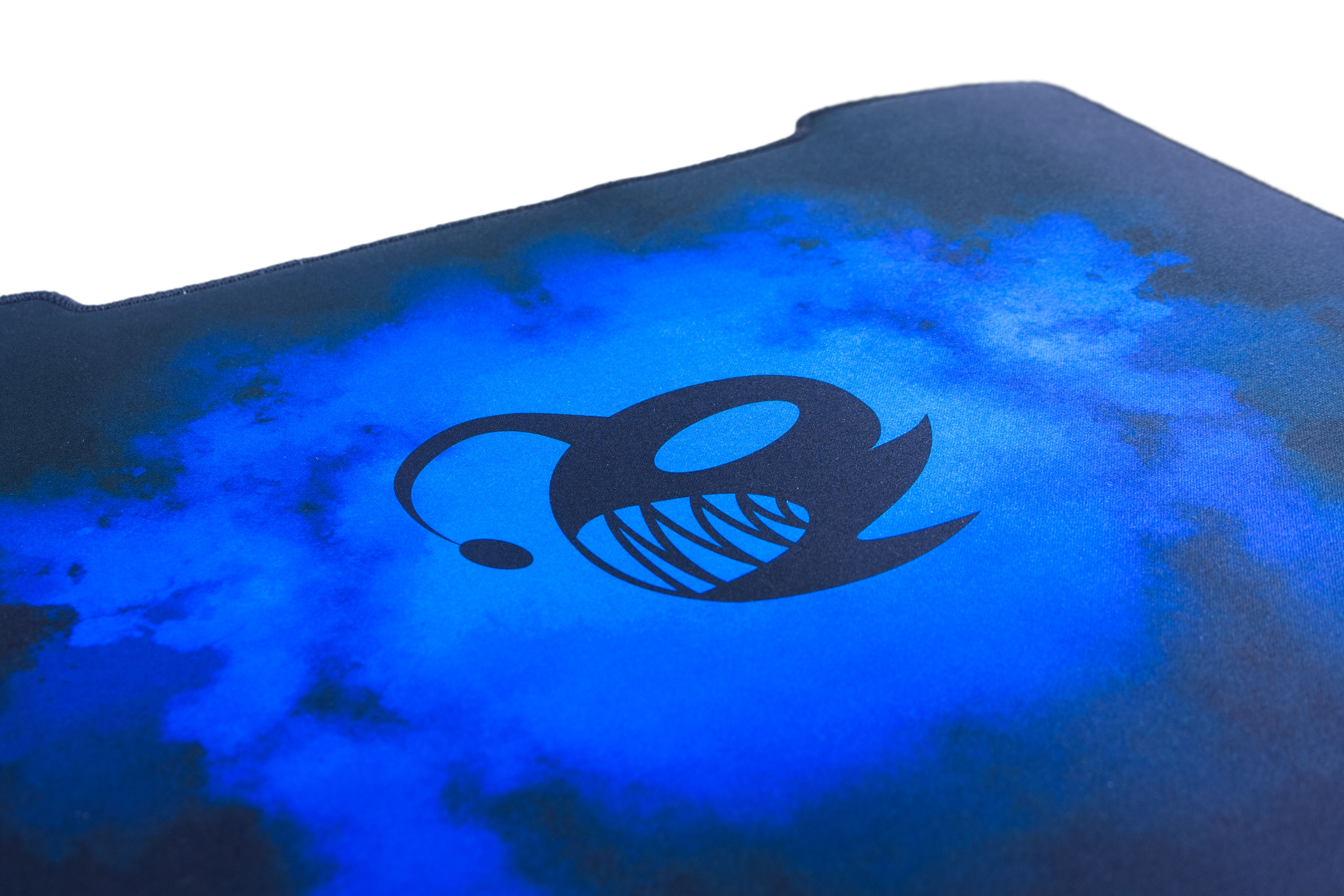 Alfombrilla de ratón con diseño azul y negro, criatura de dibujos animados.