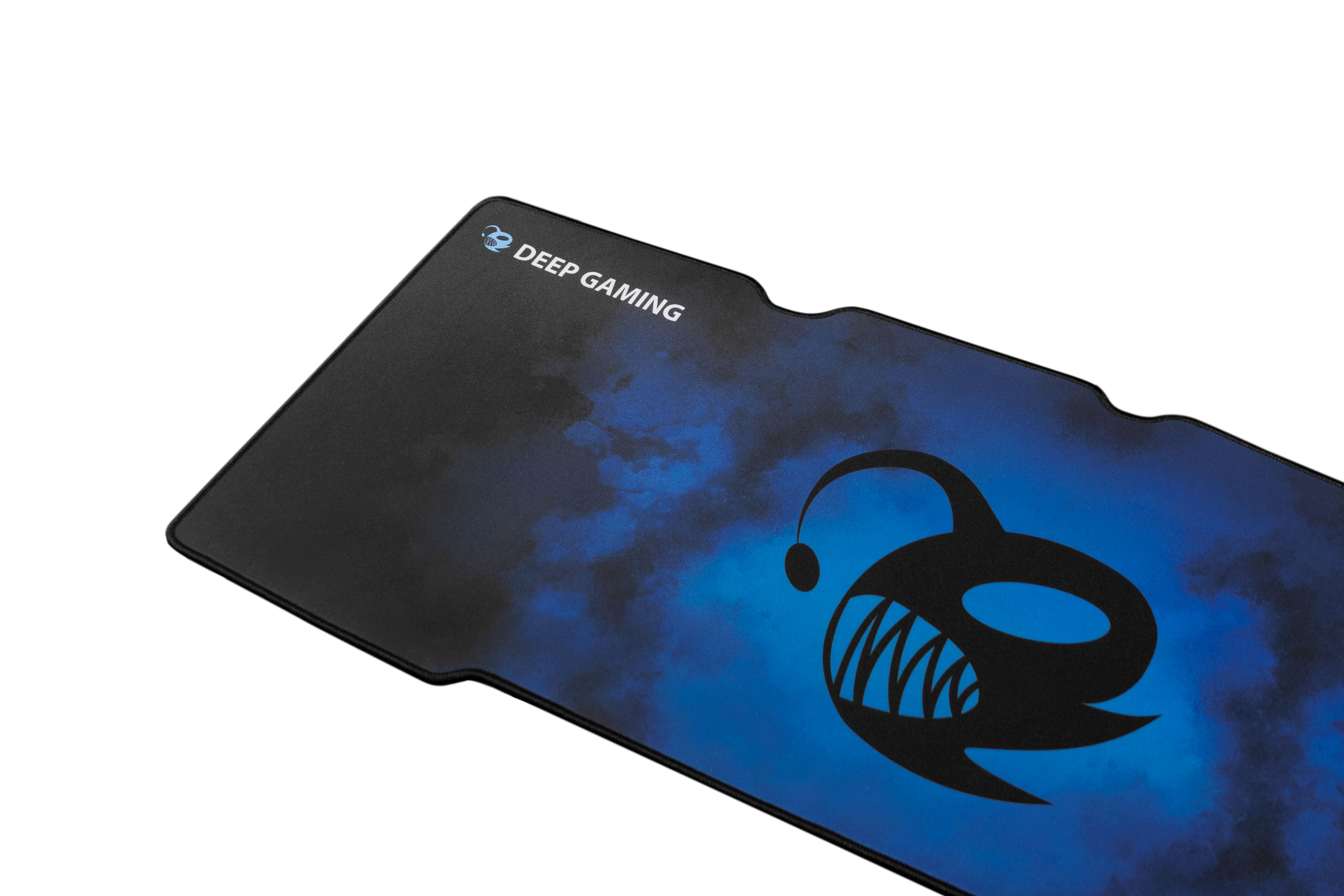 Alfombrilla con logo Deep Gaming. Fondo con patrón azul y nublado.