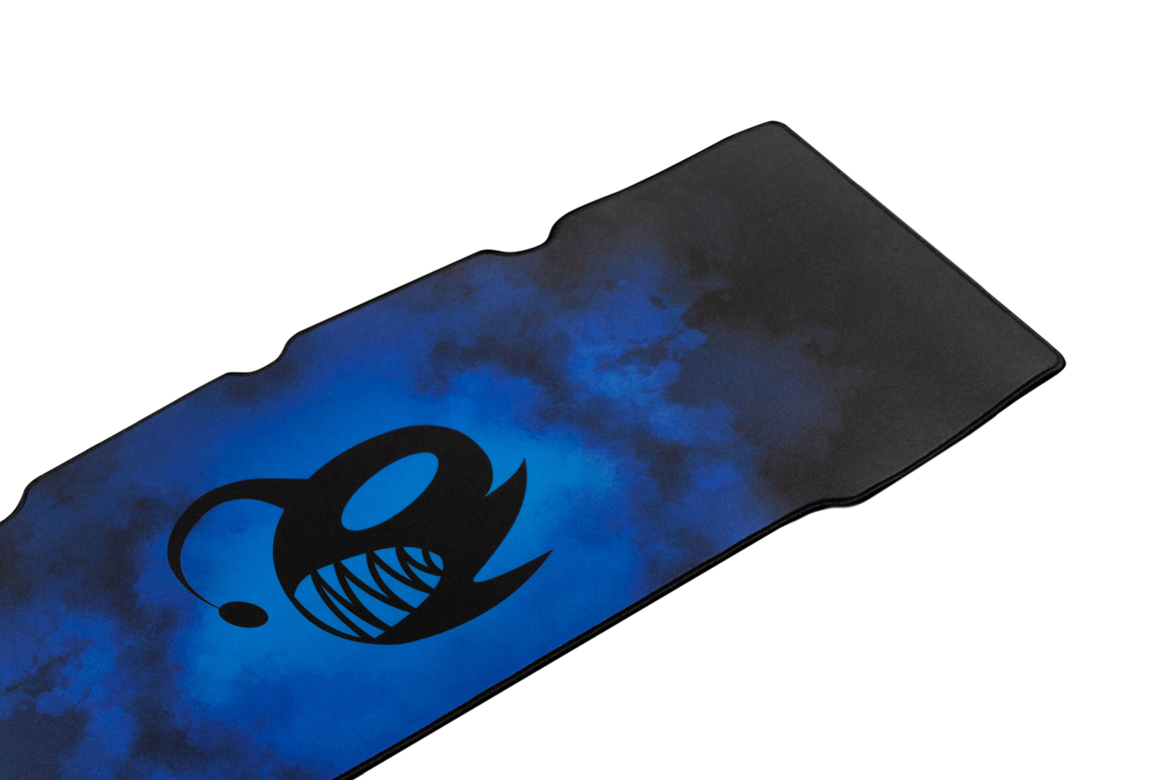Aleta azul y negra con diseño de pez abisal. El pez abisal es negro.