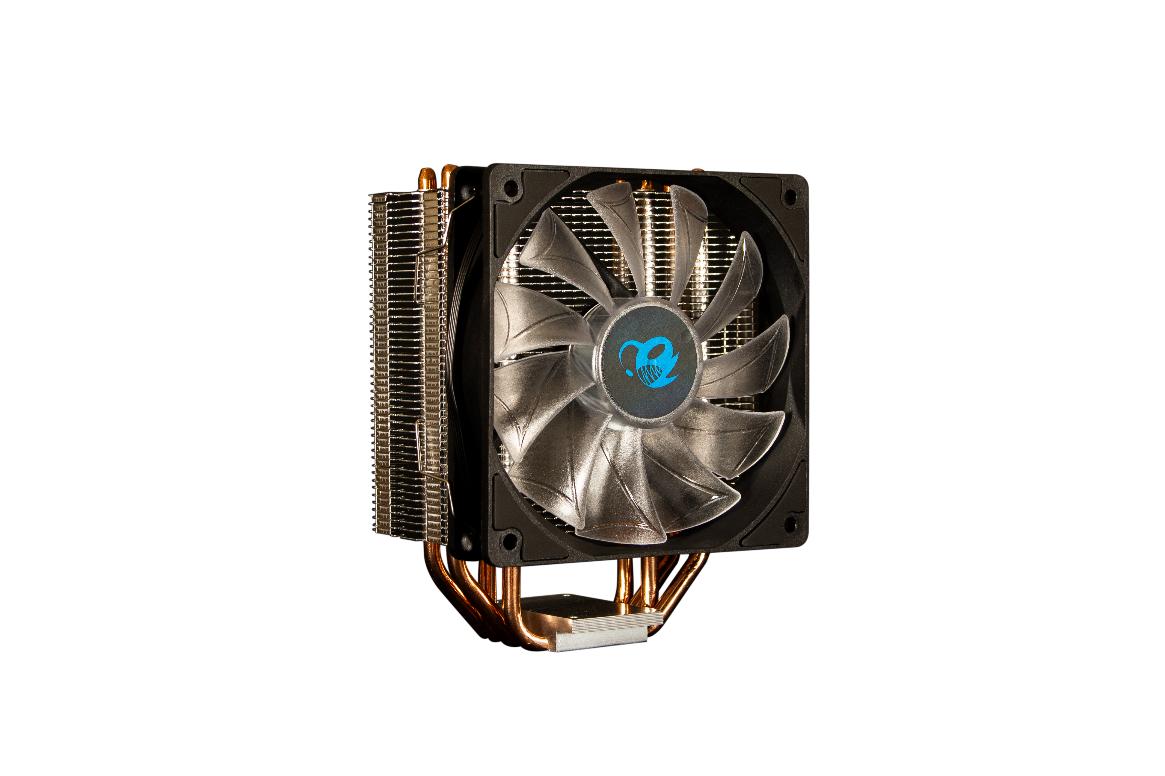 Un dissipatore CPU con ventola nera e tubi di calore in rame.