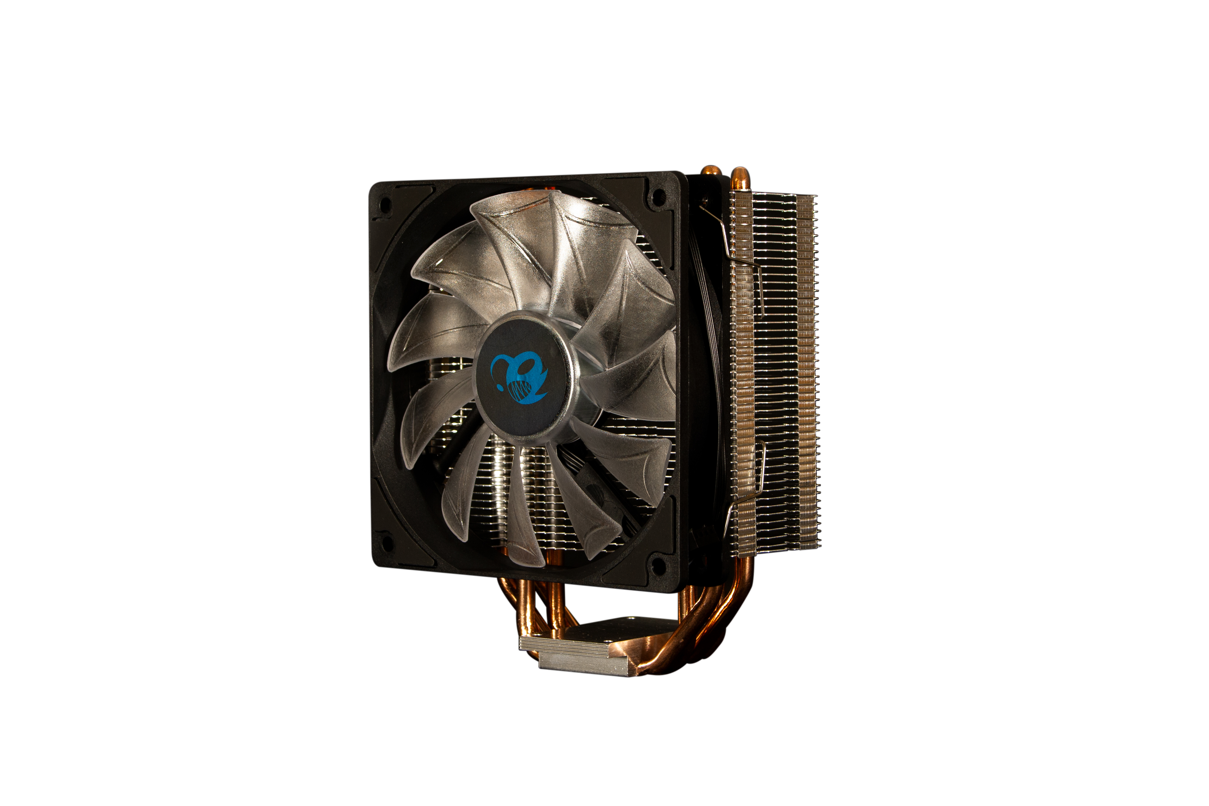 Dissipatore CPU con ventola trasparente e heat pipe in rame su sfondo bianco.