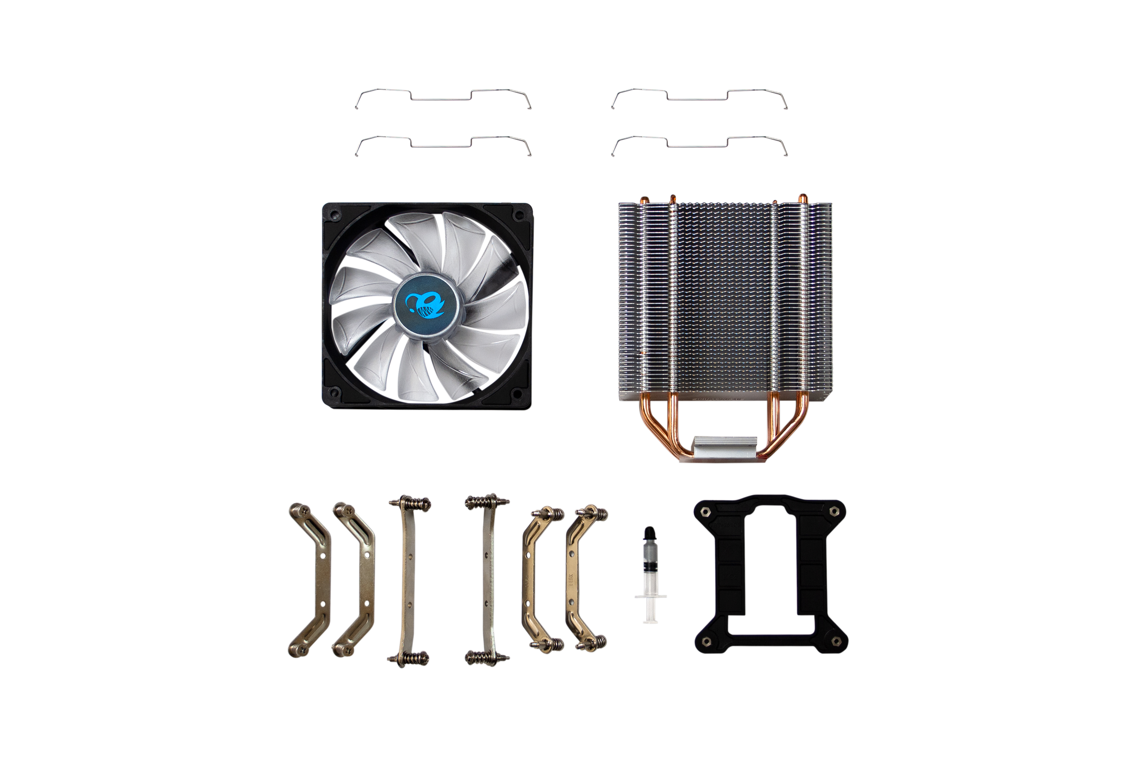 Componenti del dispositivo di raffreddamento del computer. Una ventola, un dissipatore di calore e l'hardware di montaggio sono visualizzati su una superficie bianca.