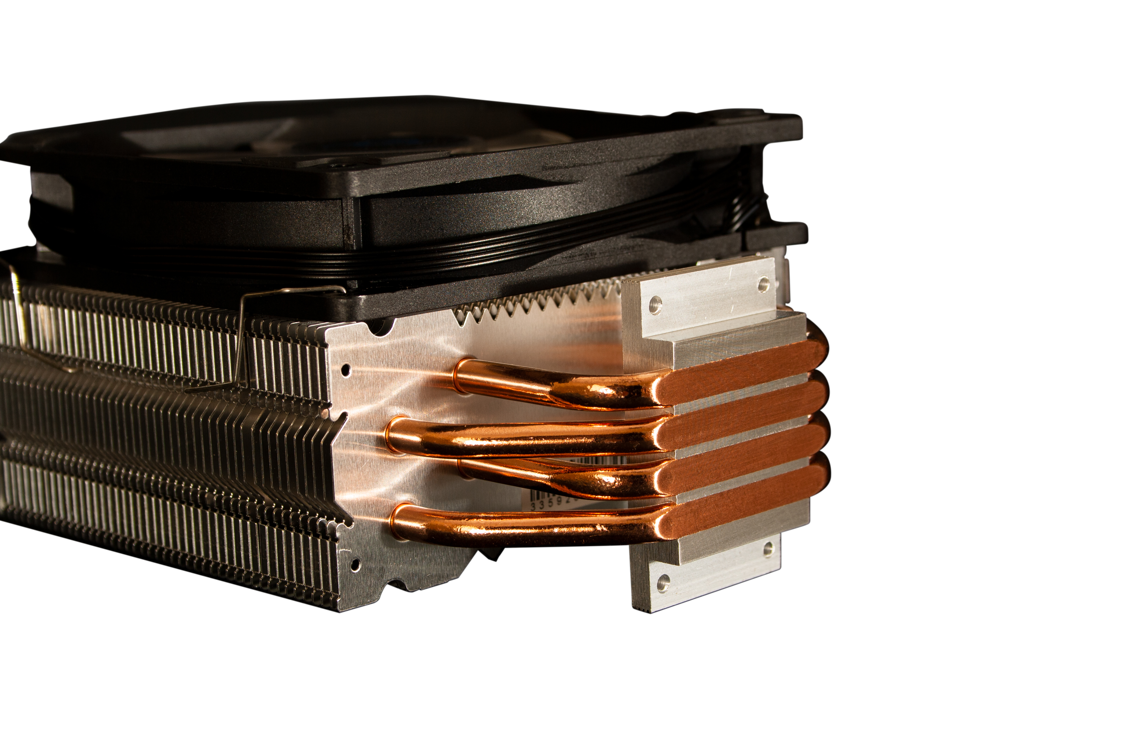 Primo piano di un dissipatore CPU con ventola nera, tubi di rame e alette in alluminio. Sfondo bianco.