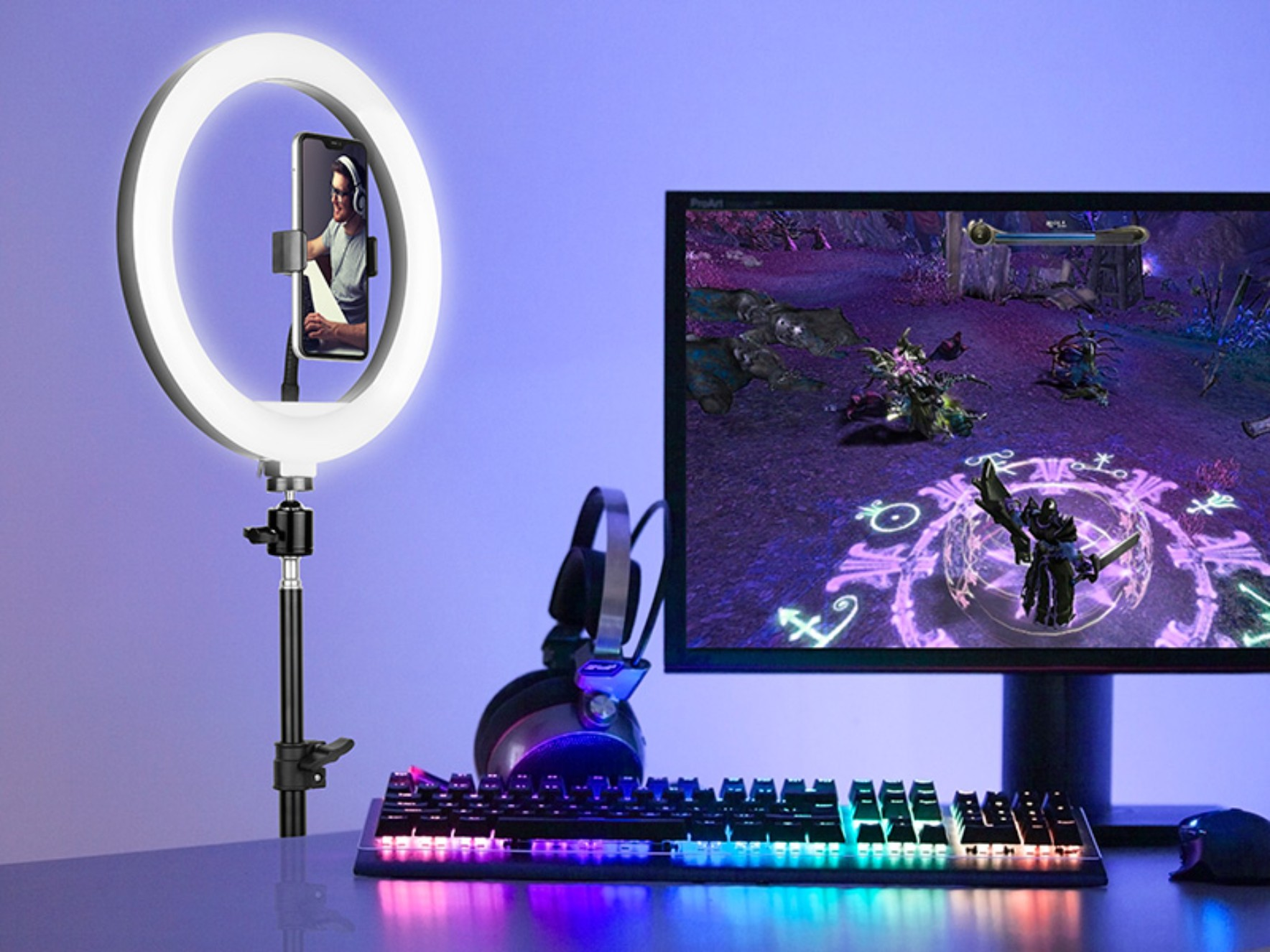 Gamer mit Ringlicht und Kopfhörern, spielt am Computer mit Tastatur.