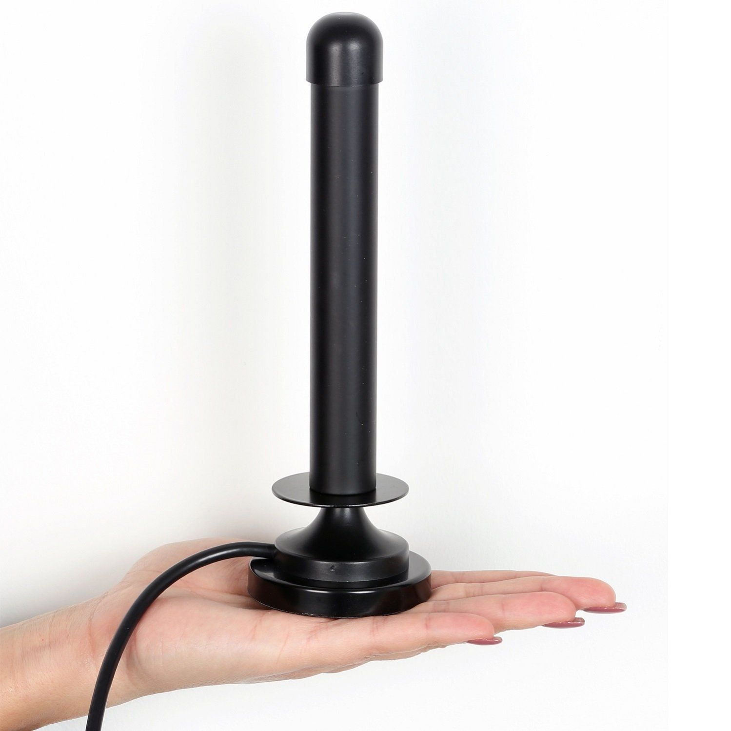 Eine schwarze Antenne auf einer Hand, weißer Hintergrund. Die Antenne ist vertikal.