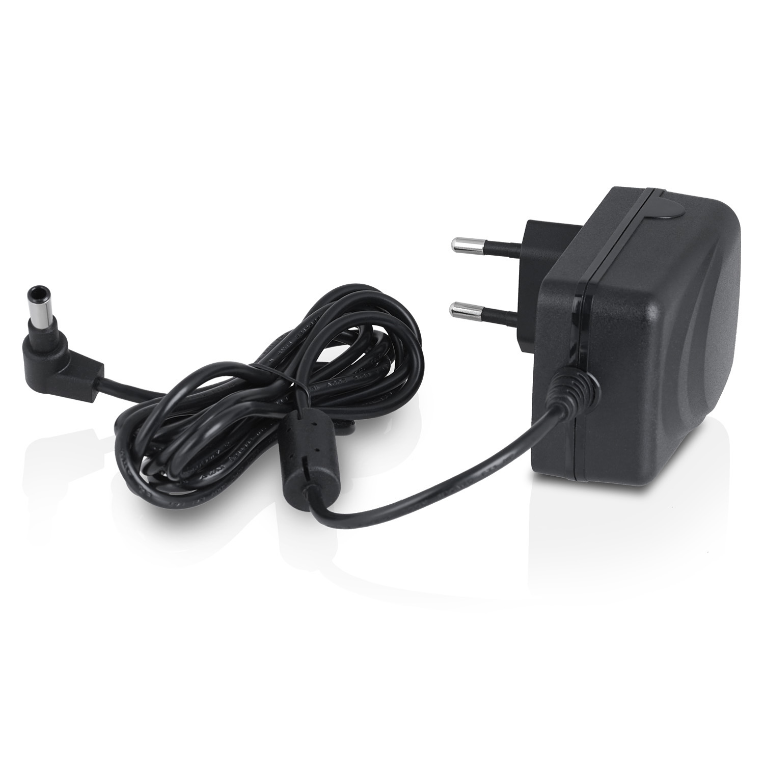 Ein schwarzes Netzteil mit schwarzem Kabel und Stecker. Weißer Hintergrund.