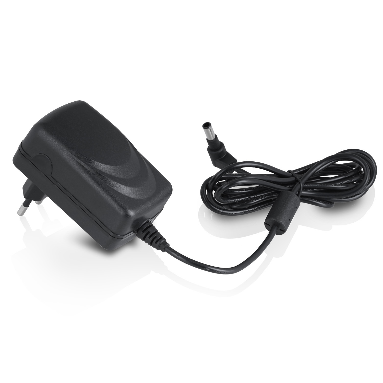 Ein schwarzes Netzteil mit einem schwarzen Kabel auf weißem Hintergrund.
