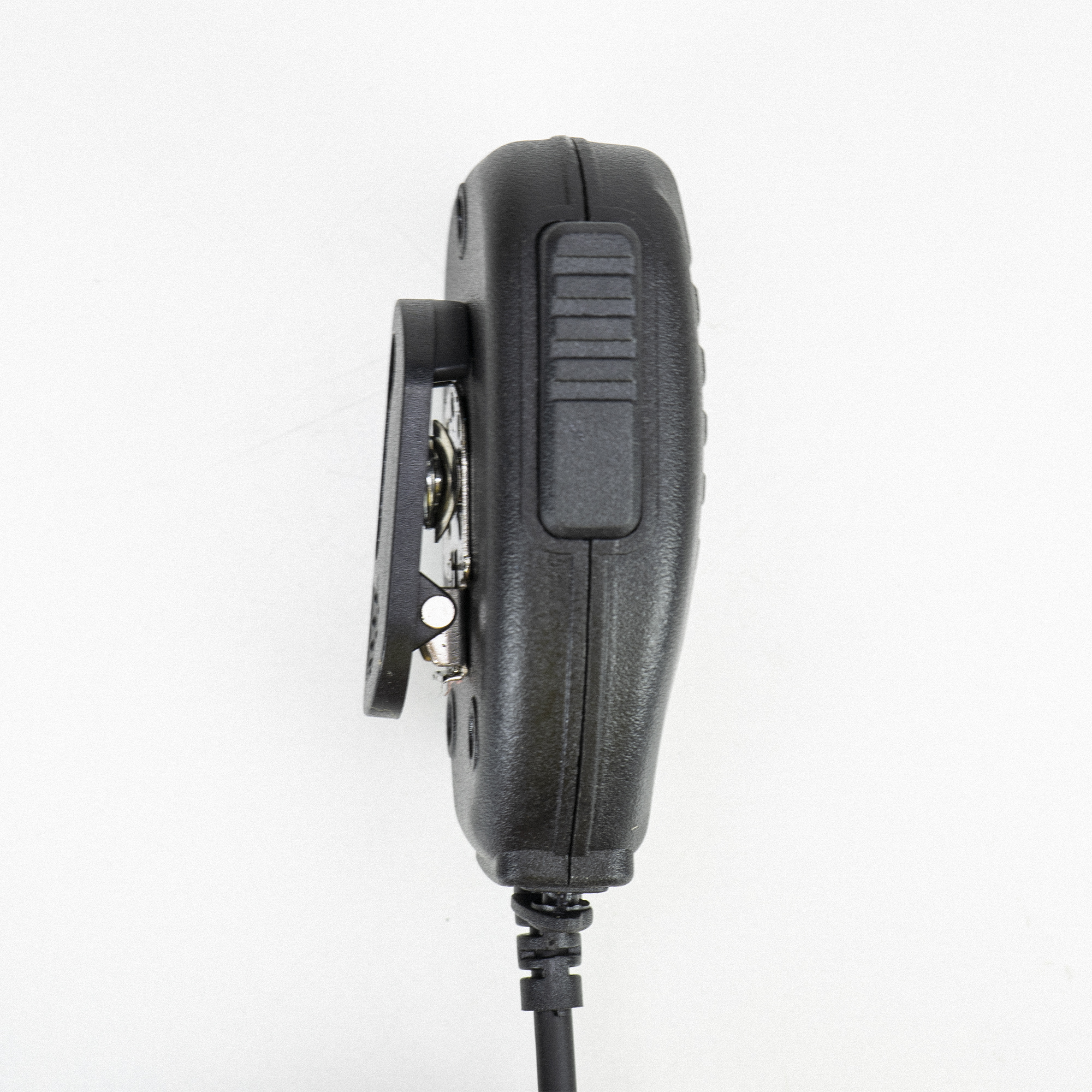 Schwarzes Walkie-Talkie-Mikrofon. Seitlicher Clip und Kabel. Weißer Hintergrund. Seitenansicht des Geräts.