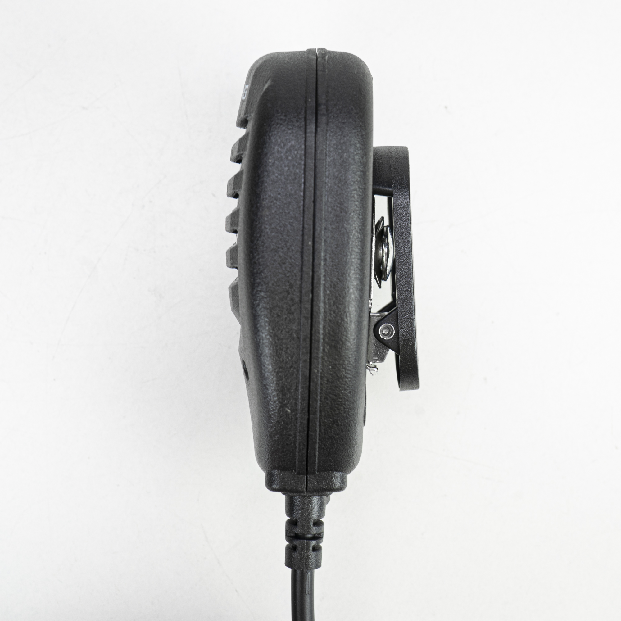 Schwarzes Walkie-Talkie-Mikrofon mit Gürtelclip auf weißem Hintergrund. Seitenansicht.