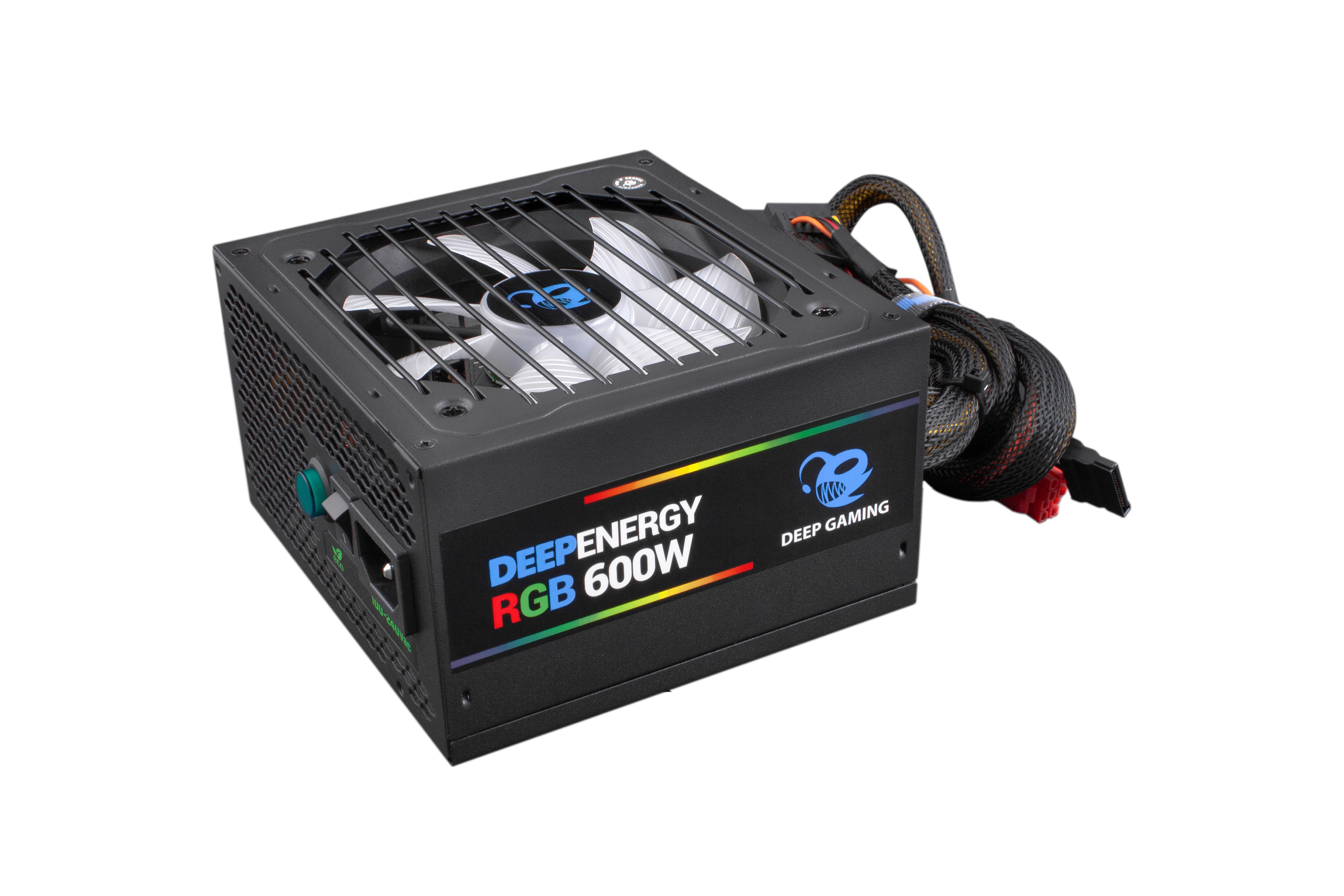 Fuente de alimentación negra con etiqueta Deep Energy RGB 600W, ventilador y cables.