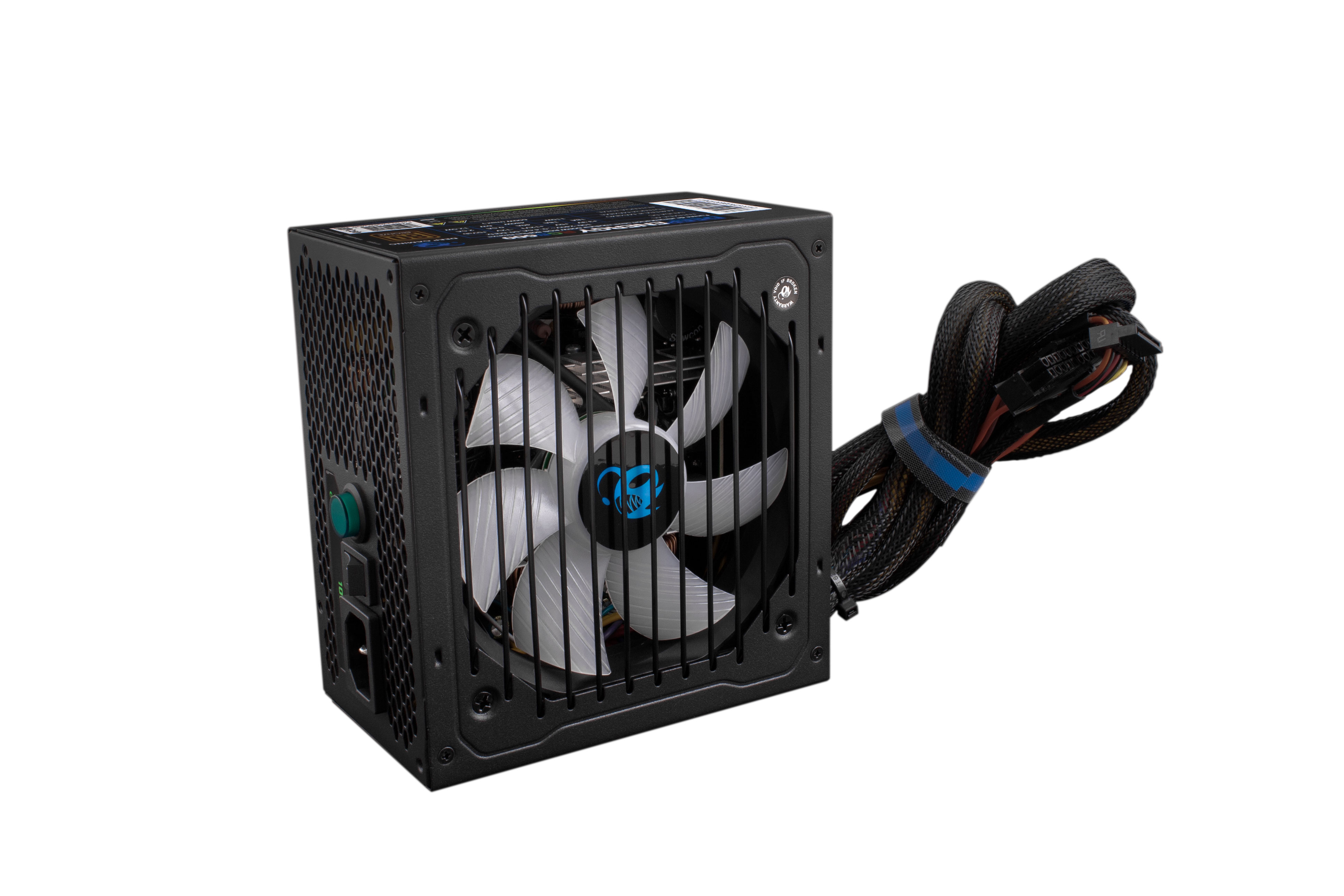 Una fuente de alimentación de computadora negra con ventilador visible, con cables negros, sobre un fondo blanco.