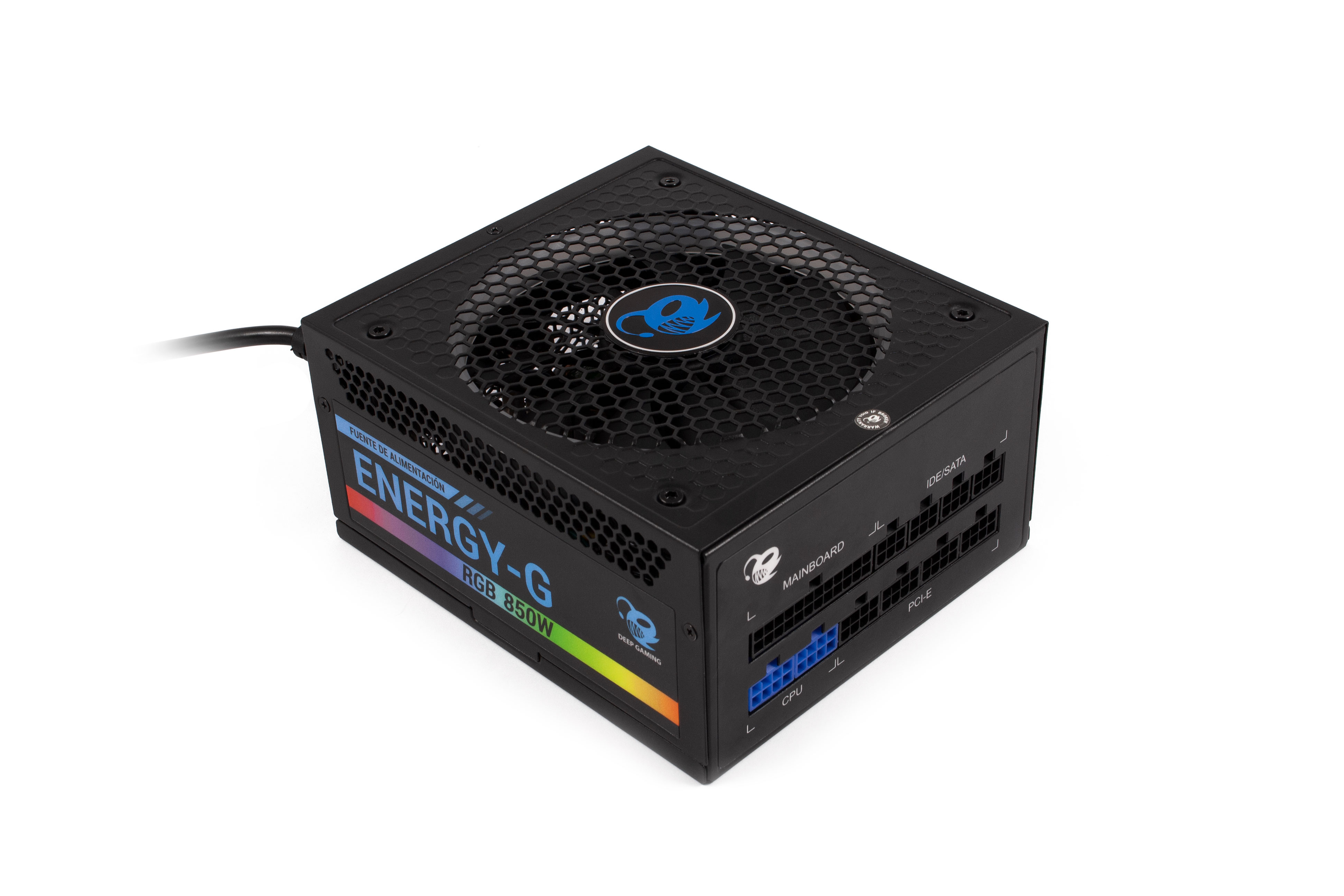 Alimentatore nero. Ha una ventola con logo blu. Ha l'illuminazione RGB. È su sfondo bianco.