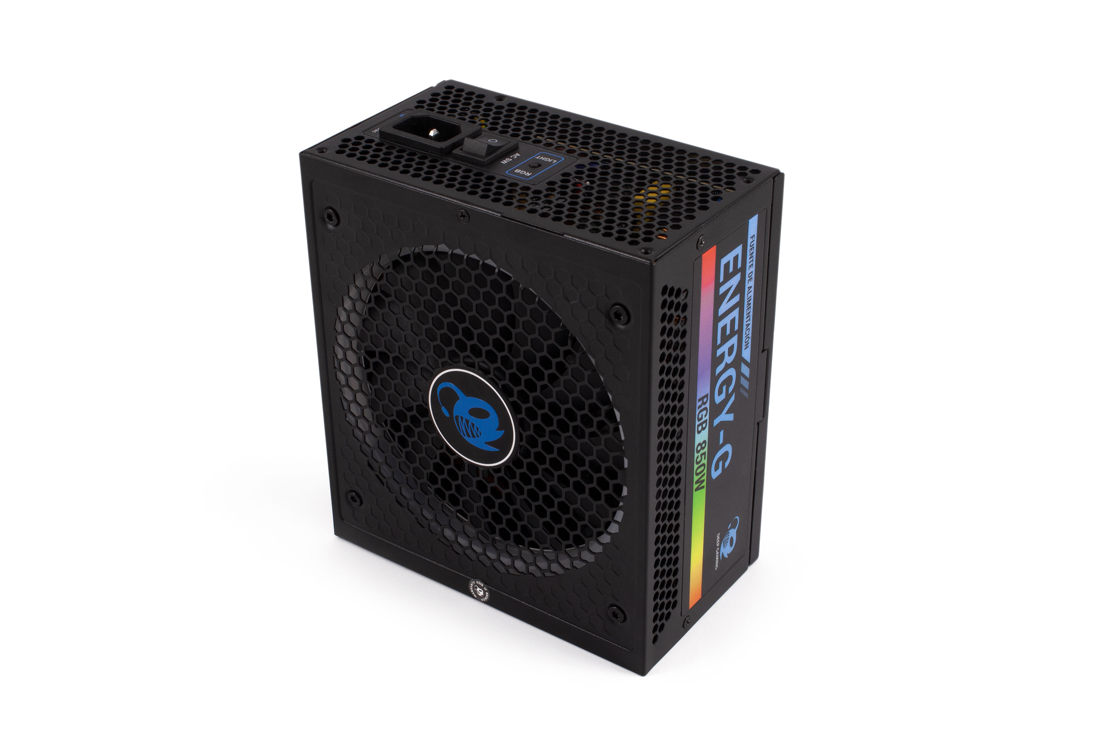 Alimentatore per computer nero. Sfondo bianco.