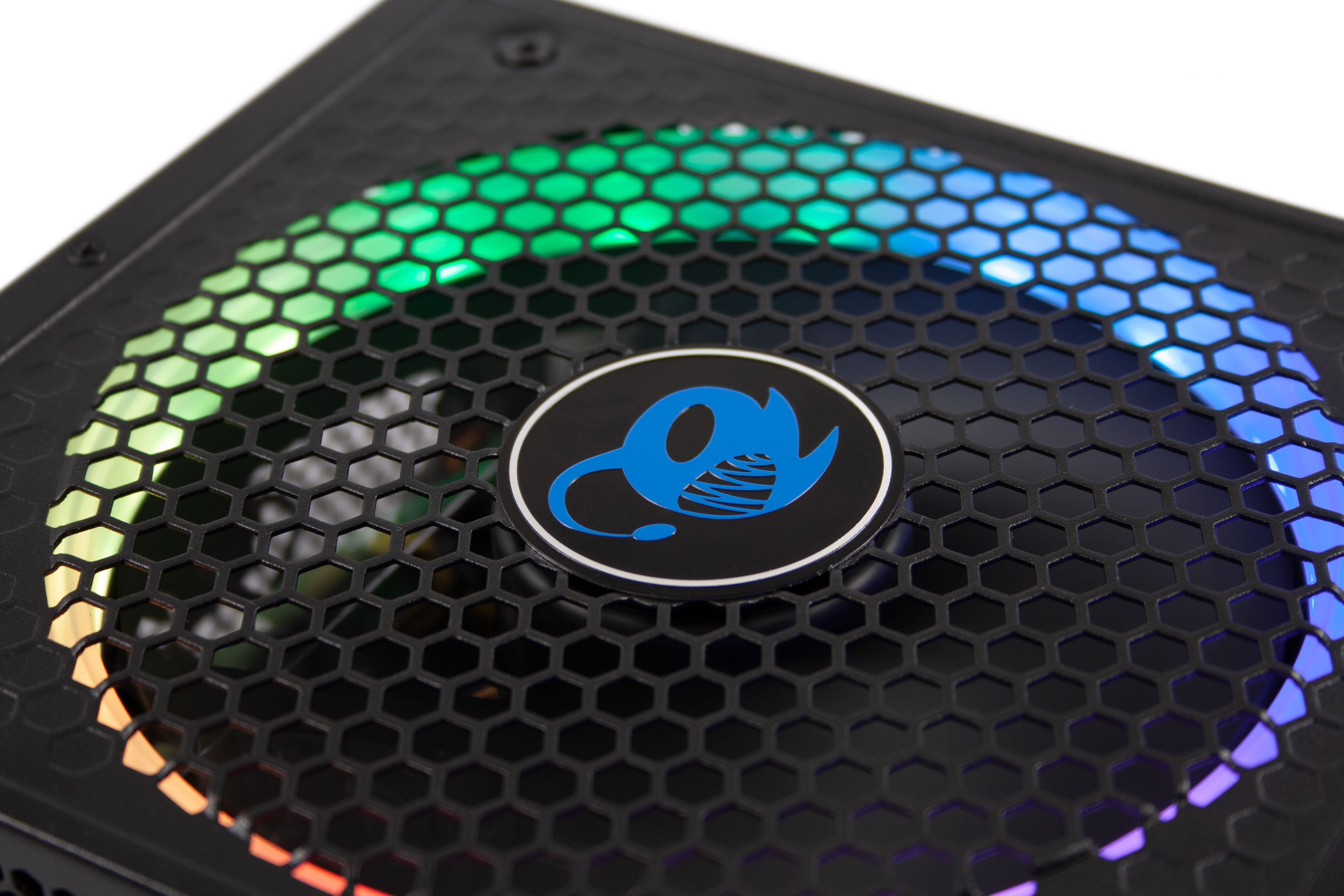 Primo piano di una ventola nera con logo blu, illuminata da luci colorate. La ventola ha un design a nido d'ape.