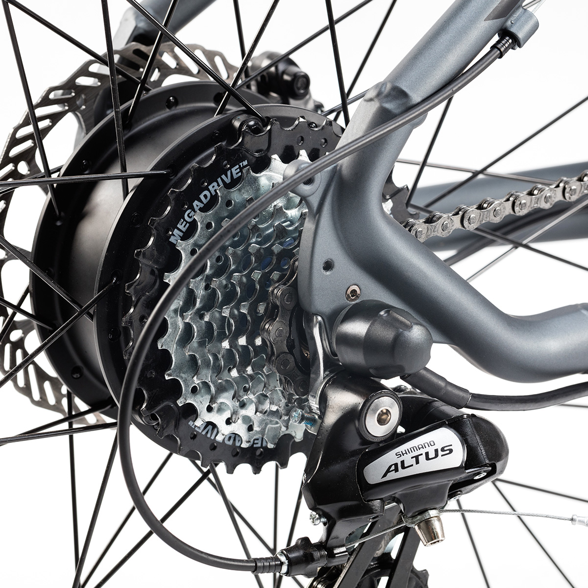 Hinterrad und Zahnräder des Fahrrads. Shimano Altus Schaltwerk. Grauer Fahrradrahmen.