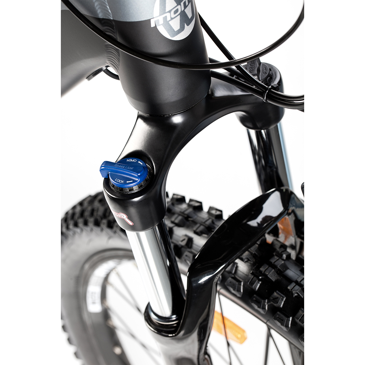 Nahaufnahme einer schwarzen Mountainbike-Vordergabel mit blauem Einstellknopf.
