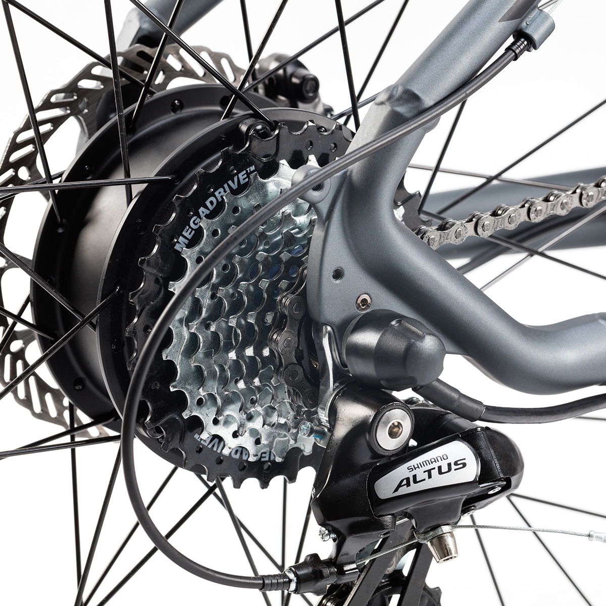 Fahrradrad mit Zahnrädern, Kette und Shimano Altus Schaltwerk. Rad und Zahnräder sind dunkelgrau.