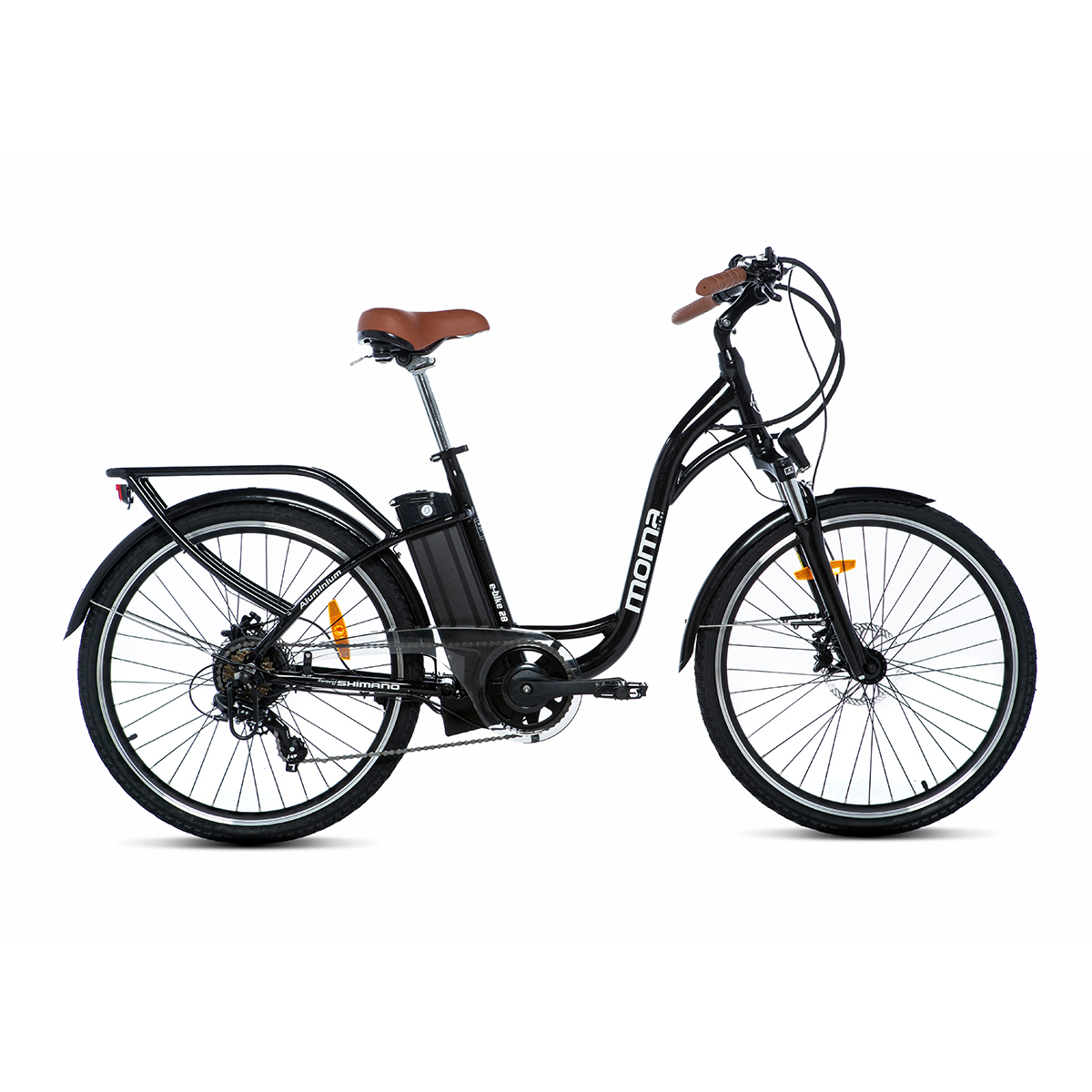 Bicicletta elettrica nera con sella e manubrio marroni, sfondo bianco.