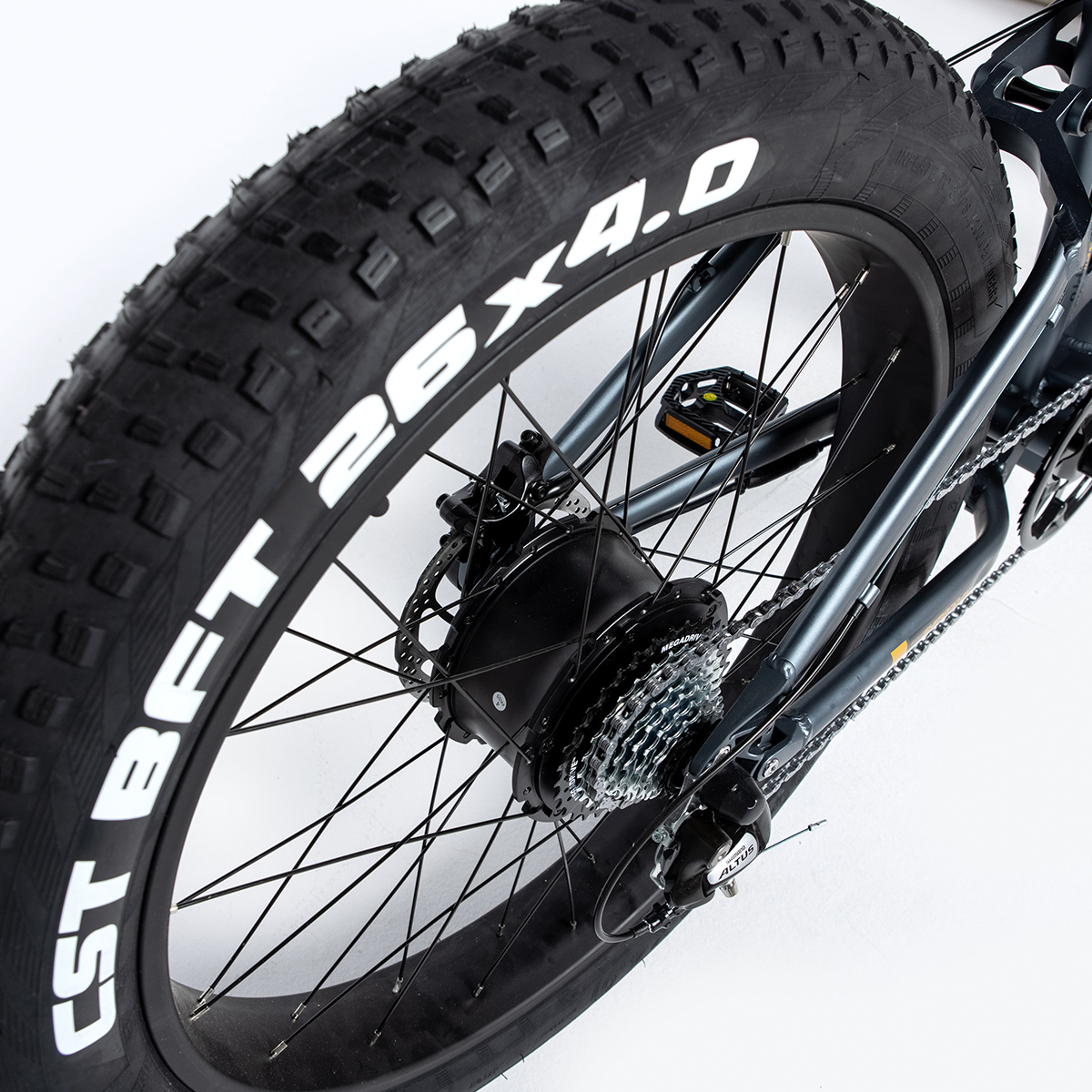 Una rueda de bicicleta. El neumático es negro con letras blancas.