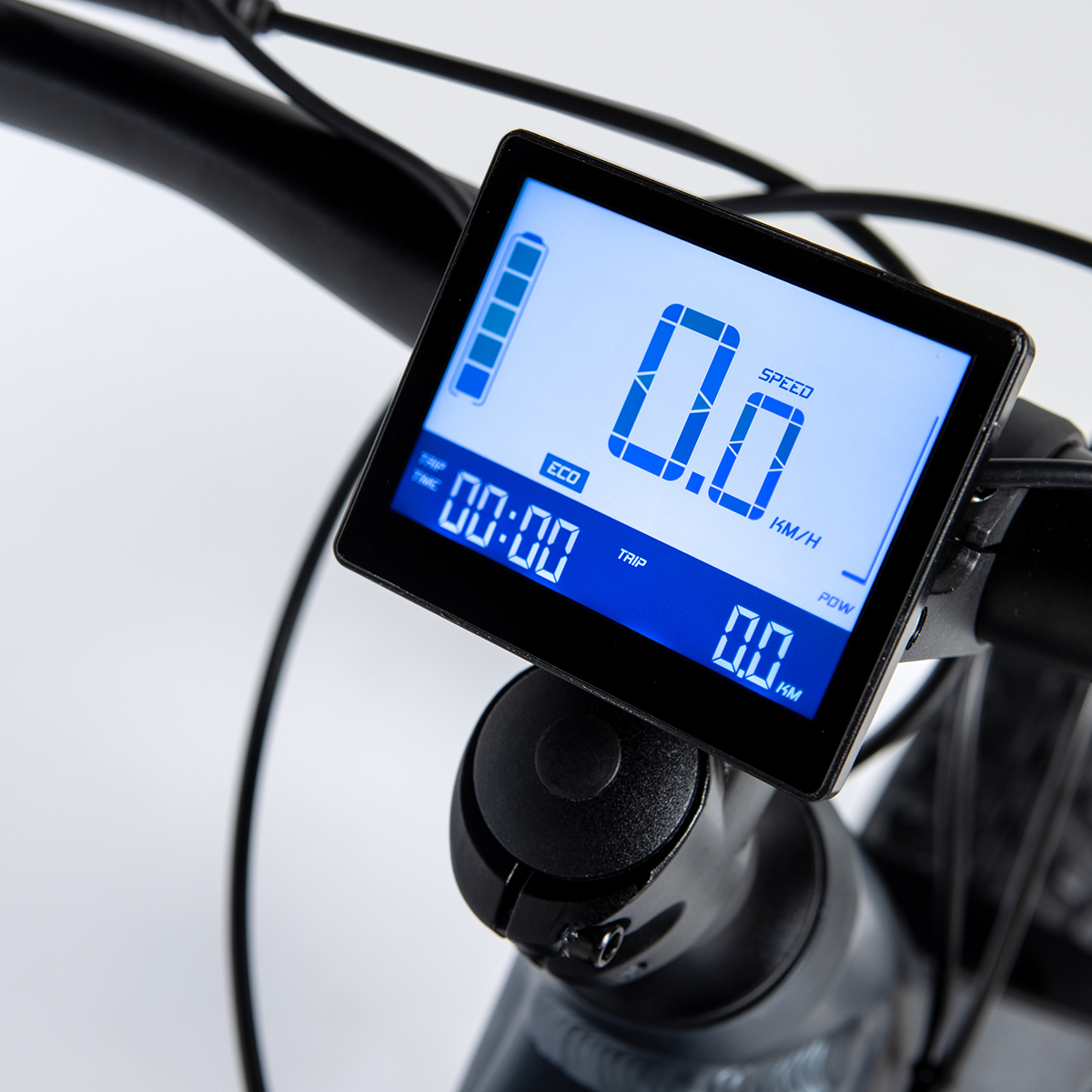 Pantalla digital en una bicicleta. Muestra la velocidad, el tiempo y la distancia. Marco negro.