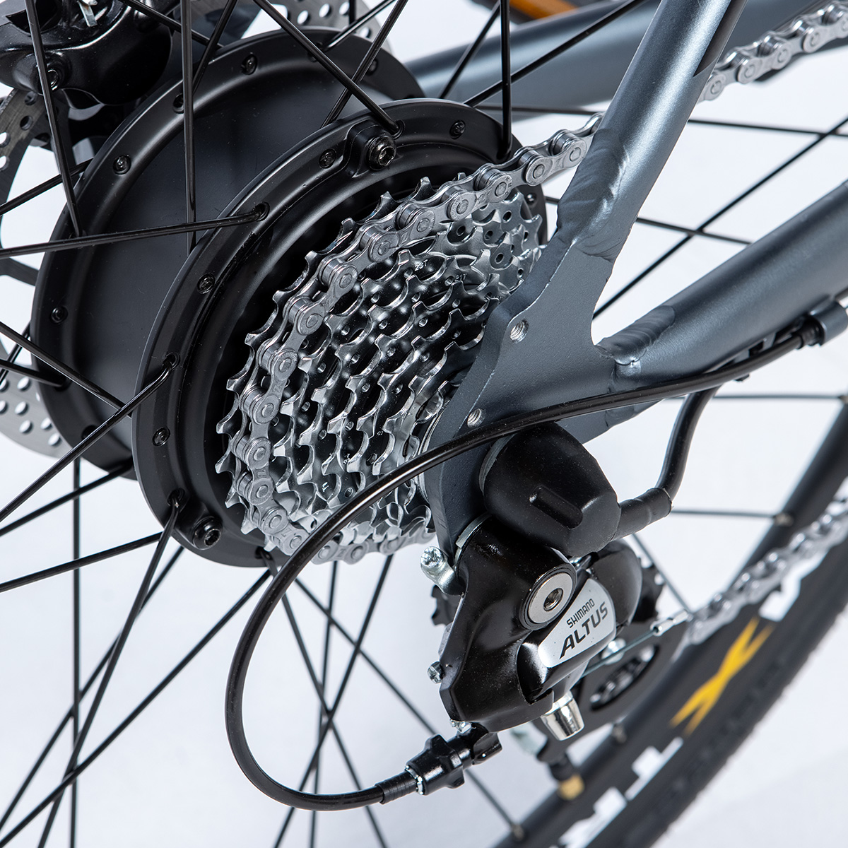 Ruota posteriore di una bicicletta con ingranaggi e deragliatore Shimano Altus. Sfondo bianco.