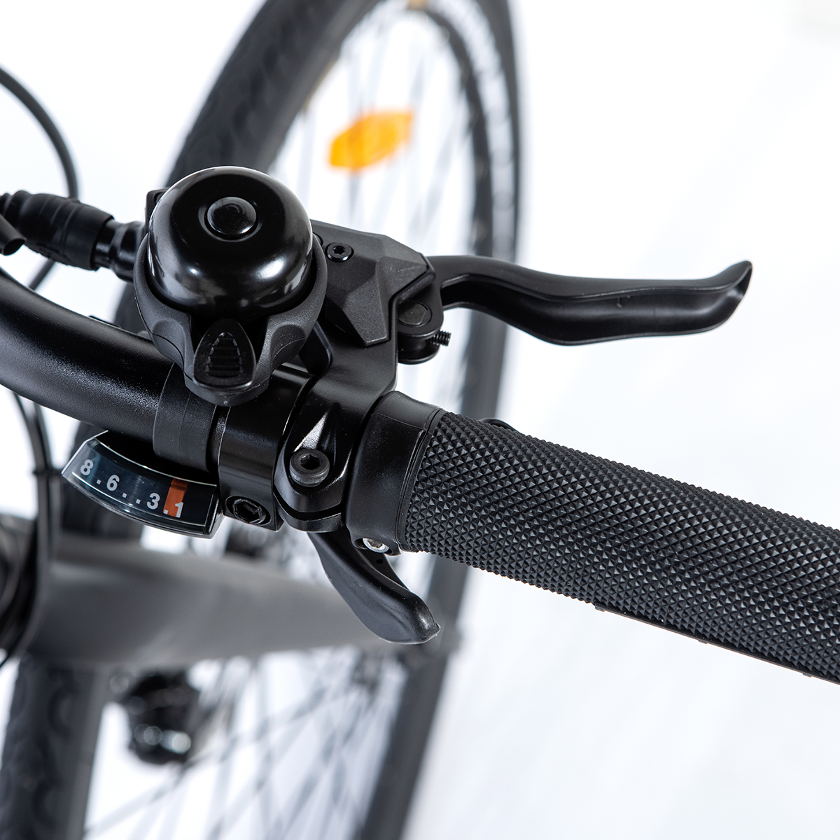 Manubrio nero per bicicletta con campanello, leve freno e indicatore marce.