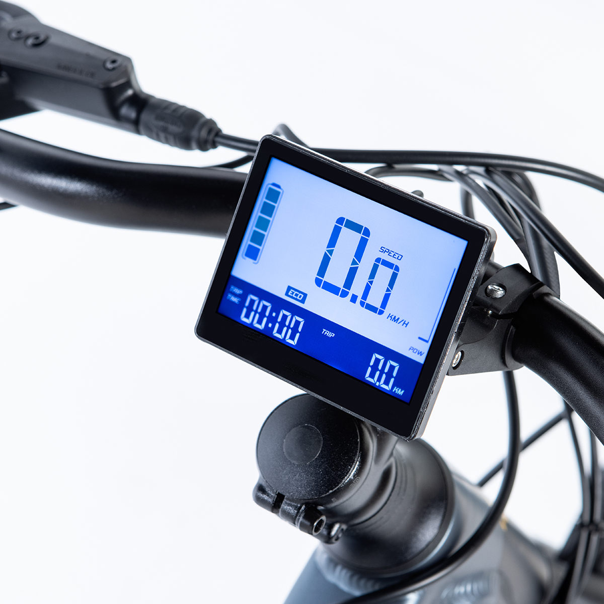Display della bici che mostra velocità, tempo e distanza su uno schermo digitale, con il manubrio.