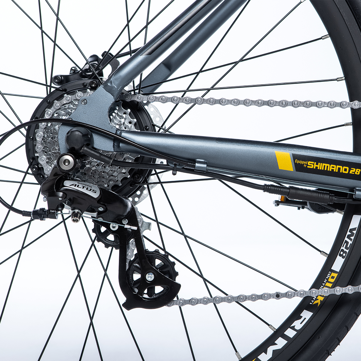 Ruota posteriore di una mountain bike grigia con componenti neri e sfondo bianco.