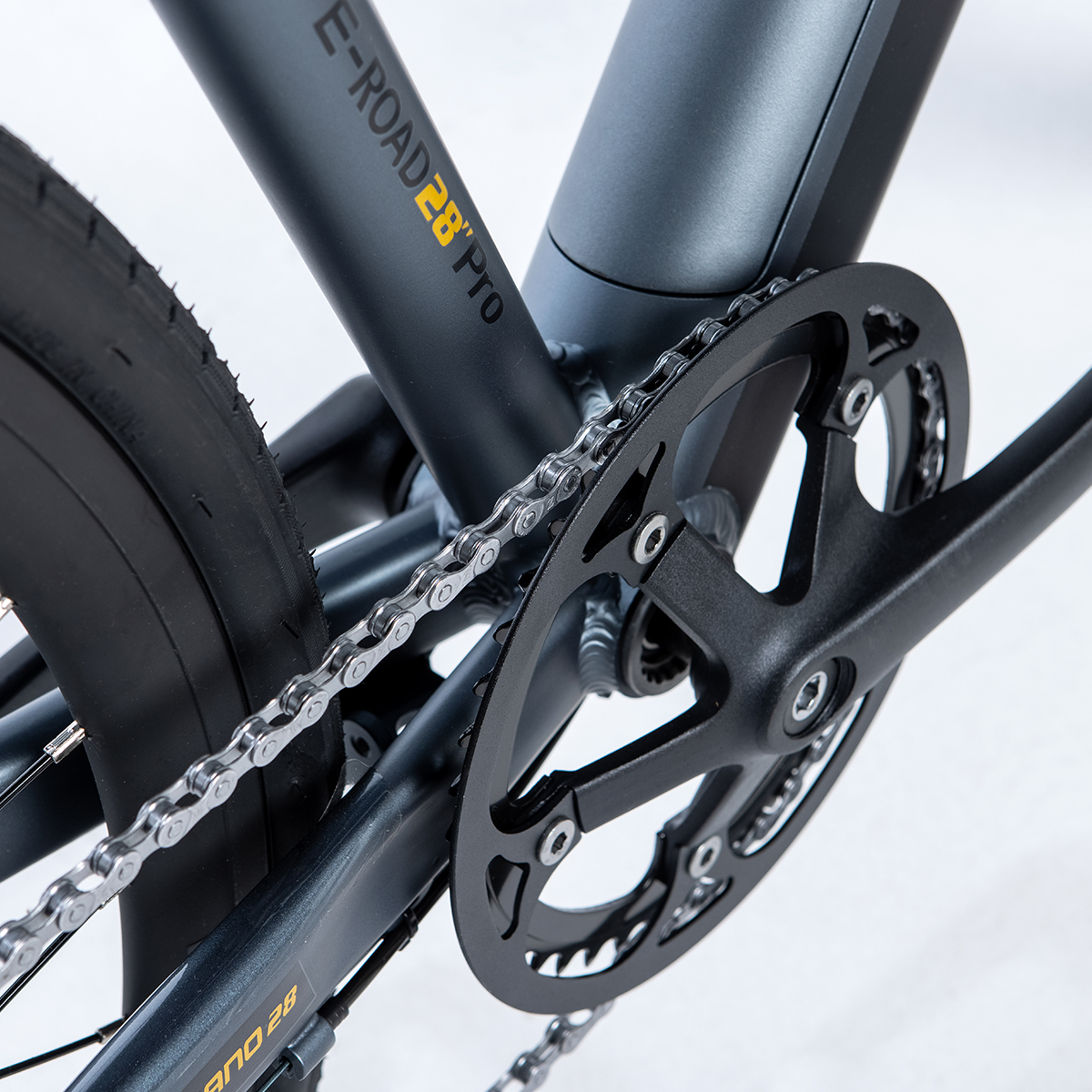 Primo piano di catena e ingranaggi di bicicletta. Colori nero e argento visibili.