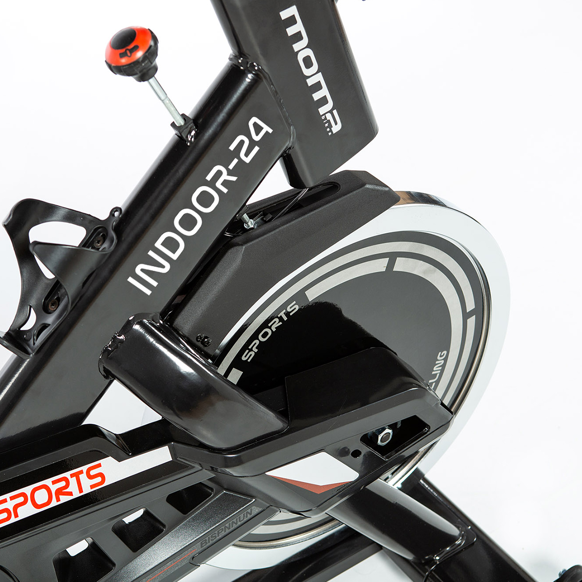 Una cyclette nera da interno con un portaborraccia e la parola SPORTS visibile.