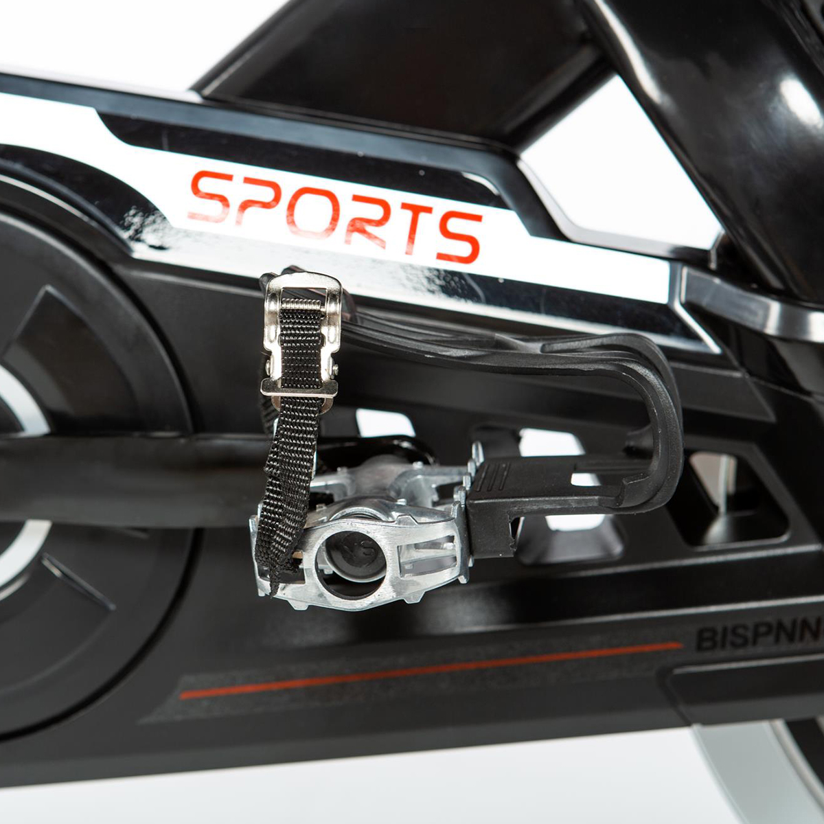Pedale di cyclette, nero e argento, con cinturino nero e fibbia argento.